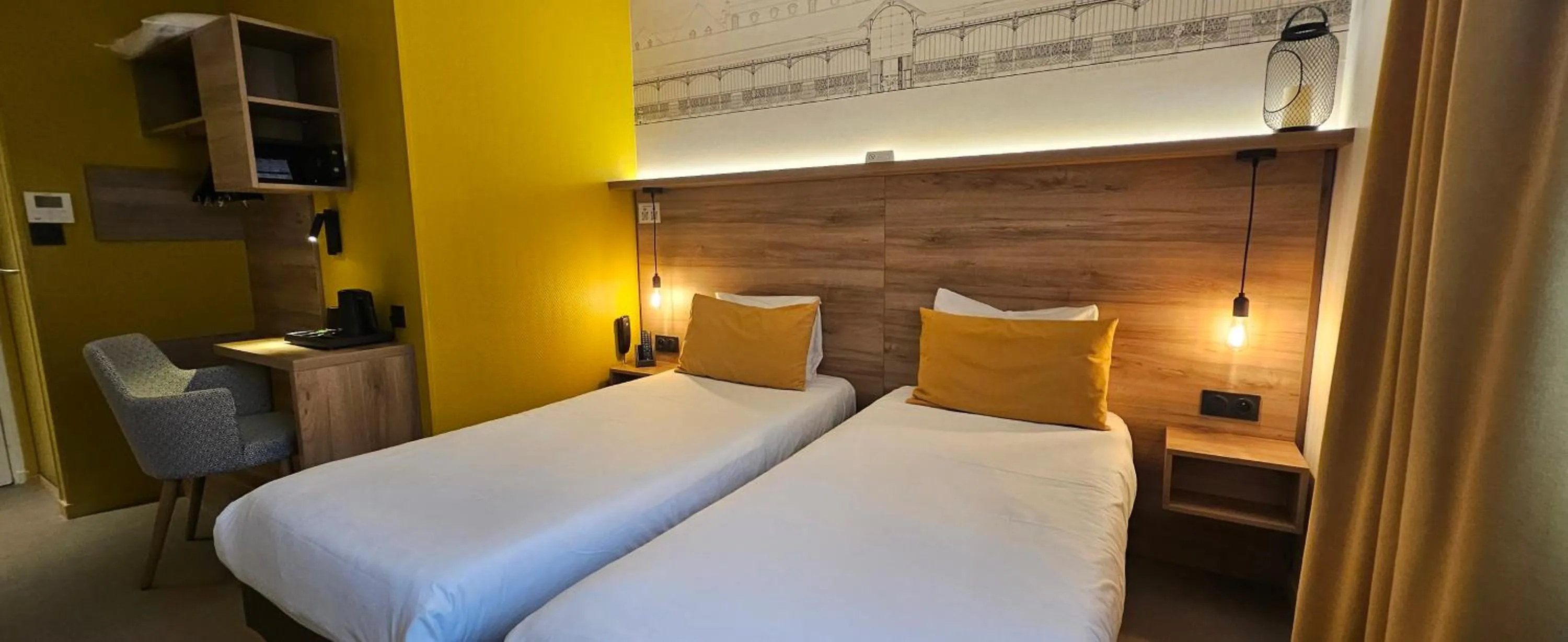 Photo of the whole room, Bed in Hôtel des Halles