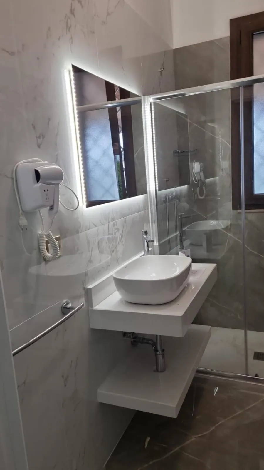 Shower in Bed & Breakfast Villa Michela Alezio