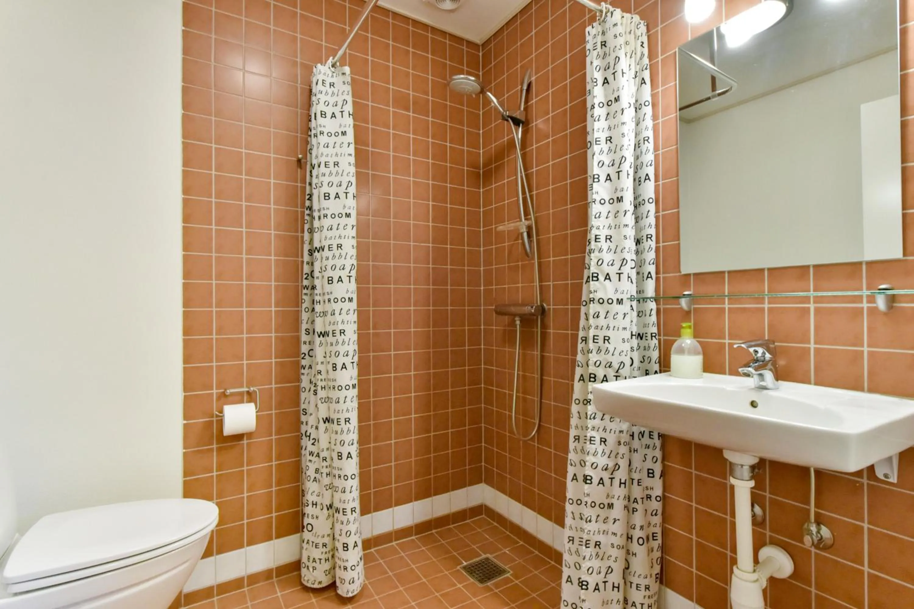 Shower in Skjoldbjerg Garnihotel