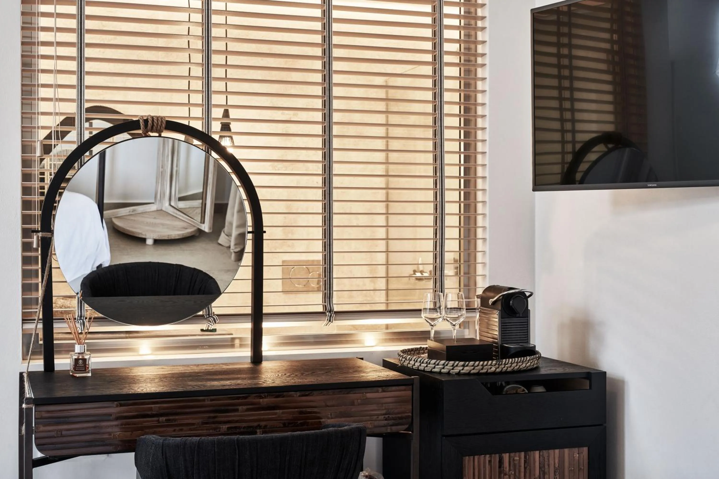 Communal lounge/ TV room in Volcano Luxury Suites Milos - Adults Only