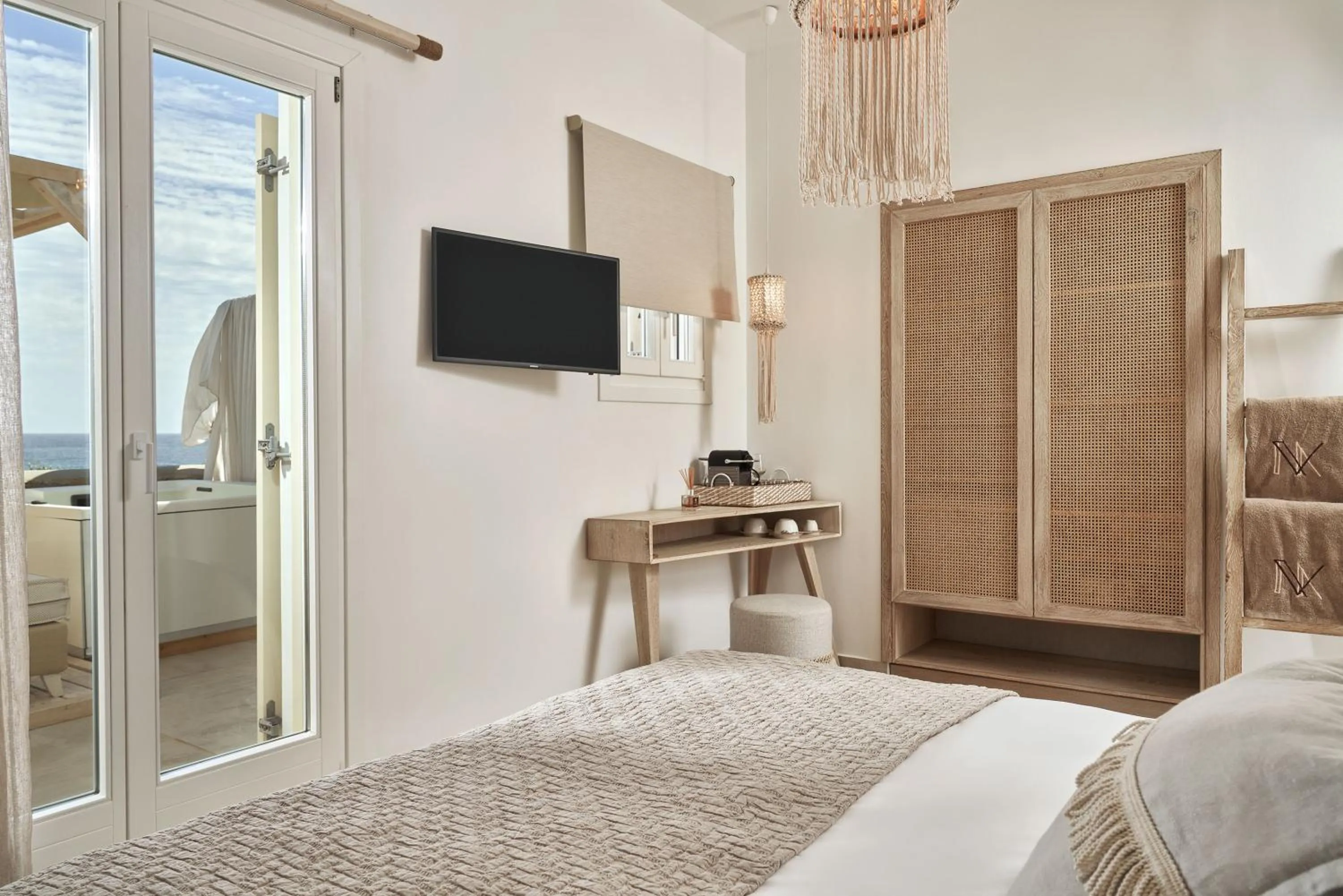 Communal lounge/ TV room, Bed in Volcano Luxury Suites Milos - Adults Only