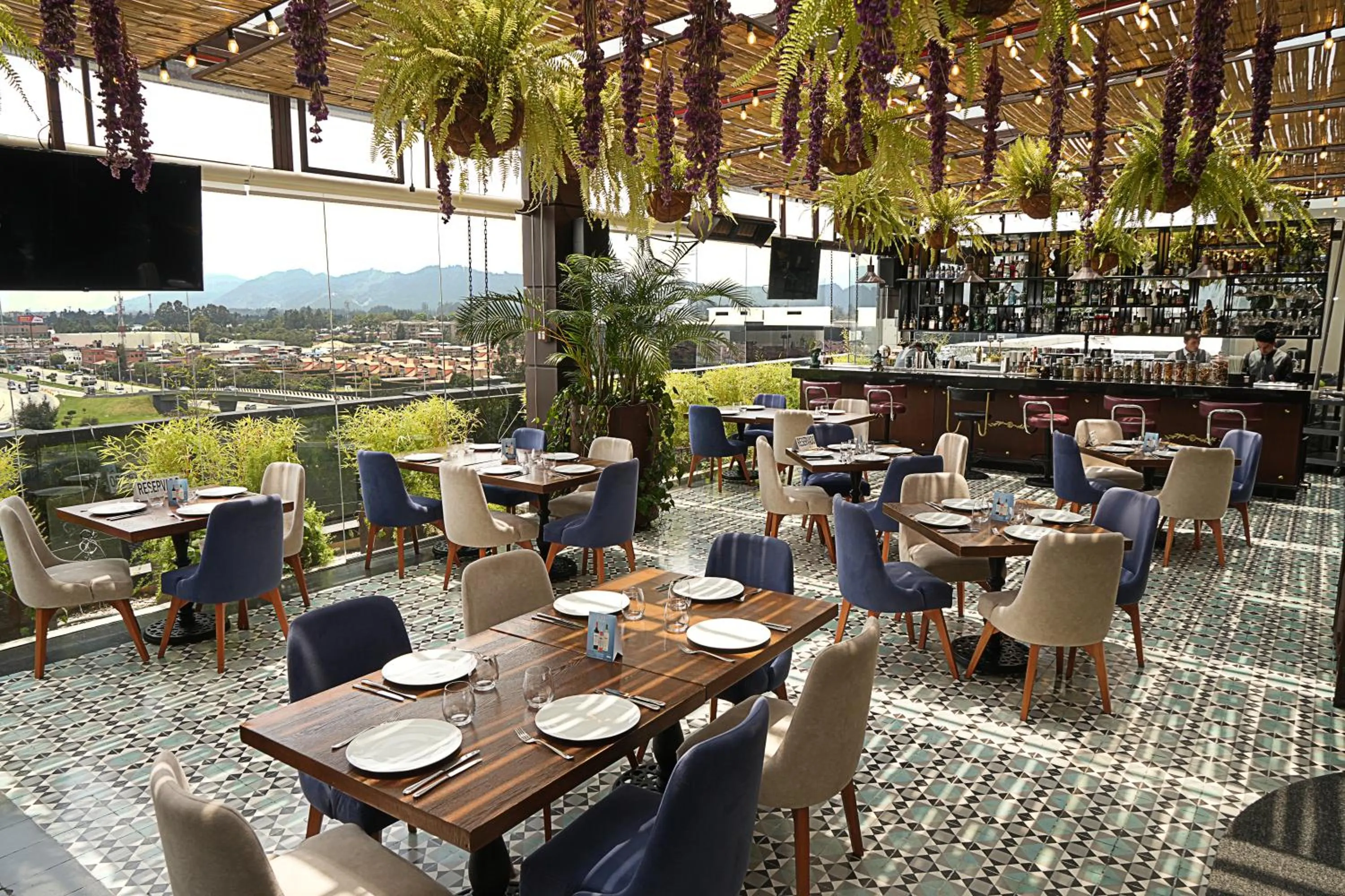 Restaurant/places to eat in Hotel Sabana Park