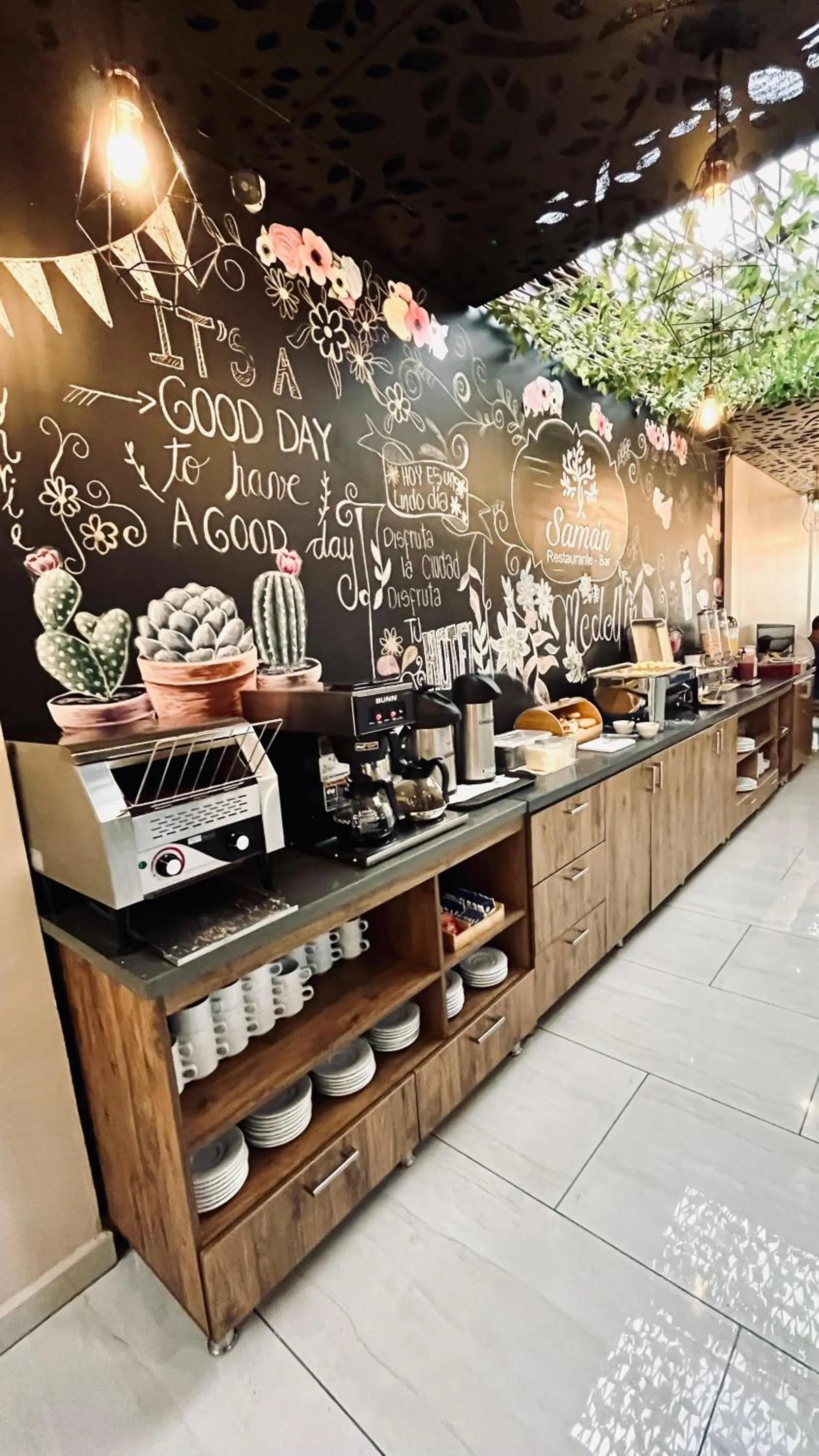 Restaurant/places to eat in EcoHub Hotel Medellin