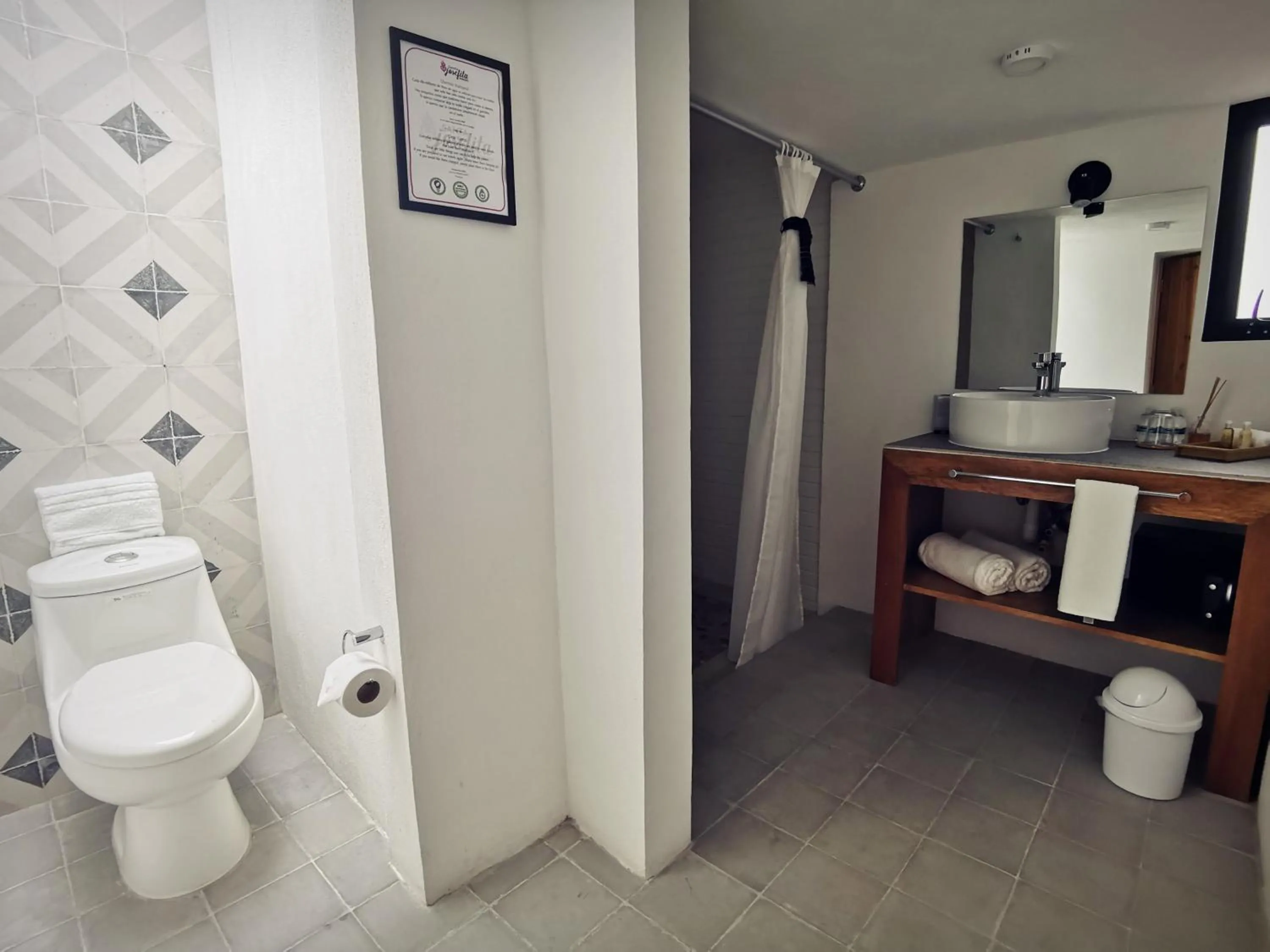 Toilet in Santa Josefita B&B