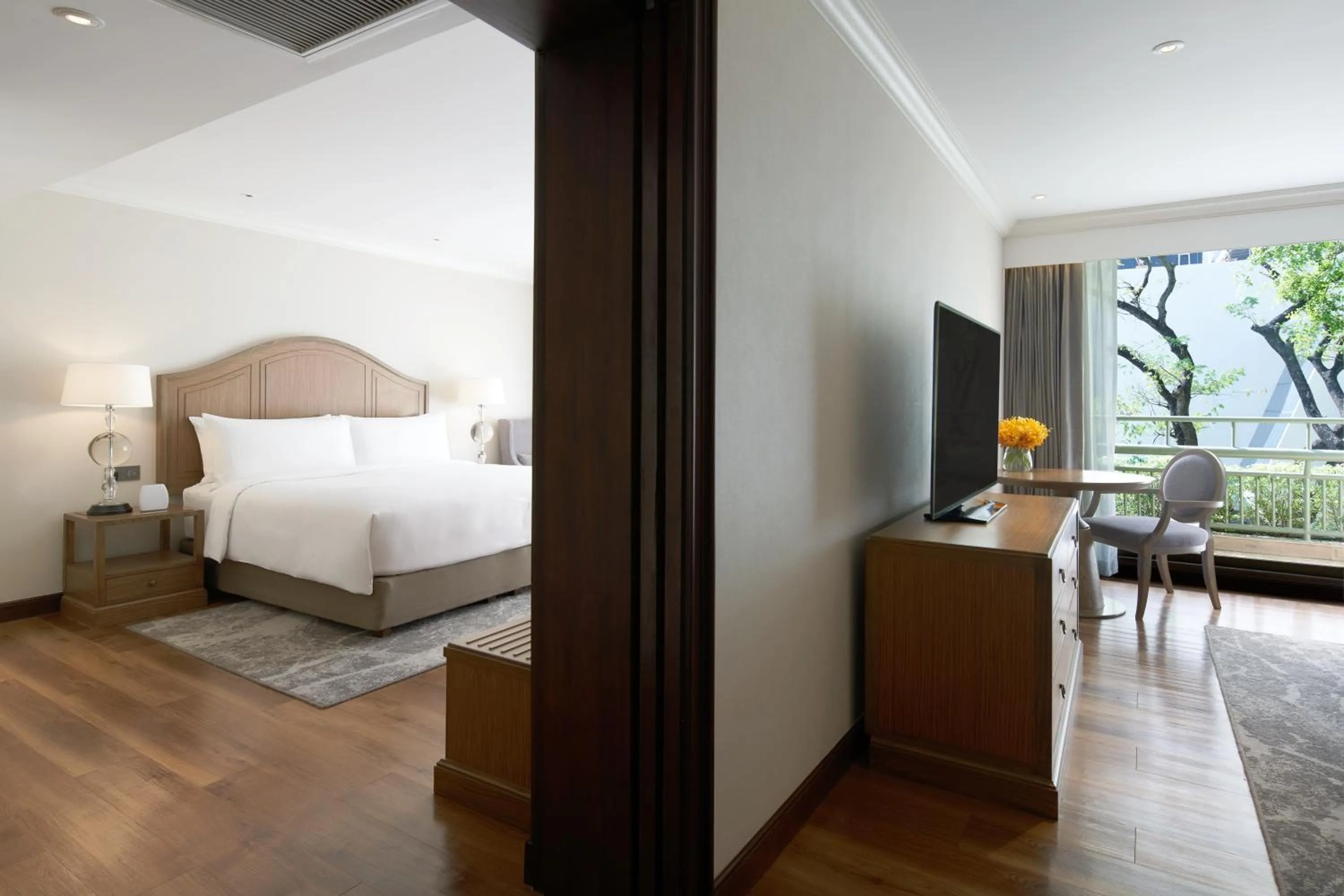 Living room, Bed in Mövenpick BDMS Wellness Resort Bangkok