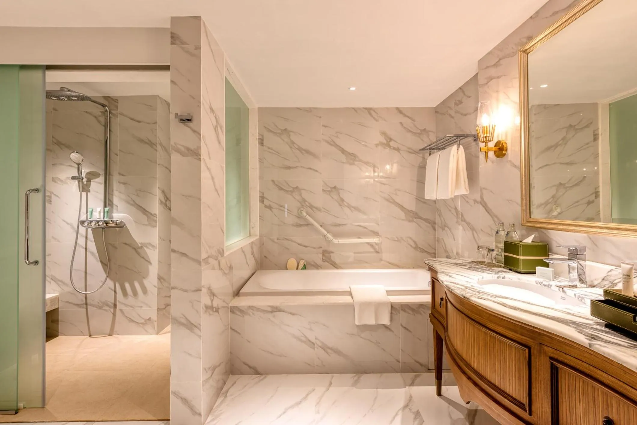 Shower in Mövenpick BDMS Wellness Resort Bangkok