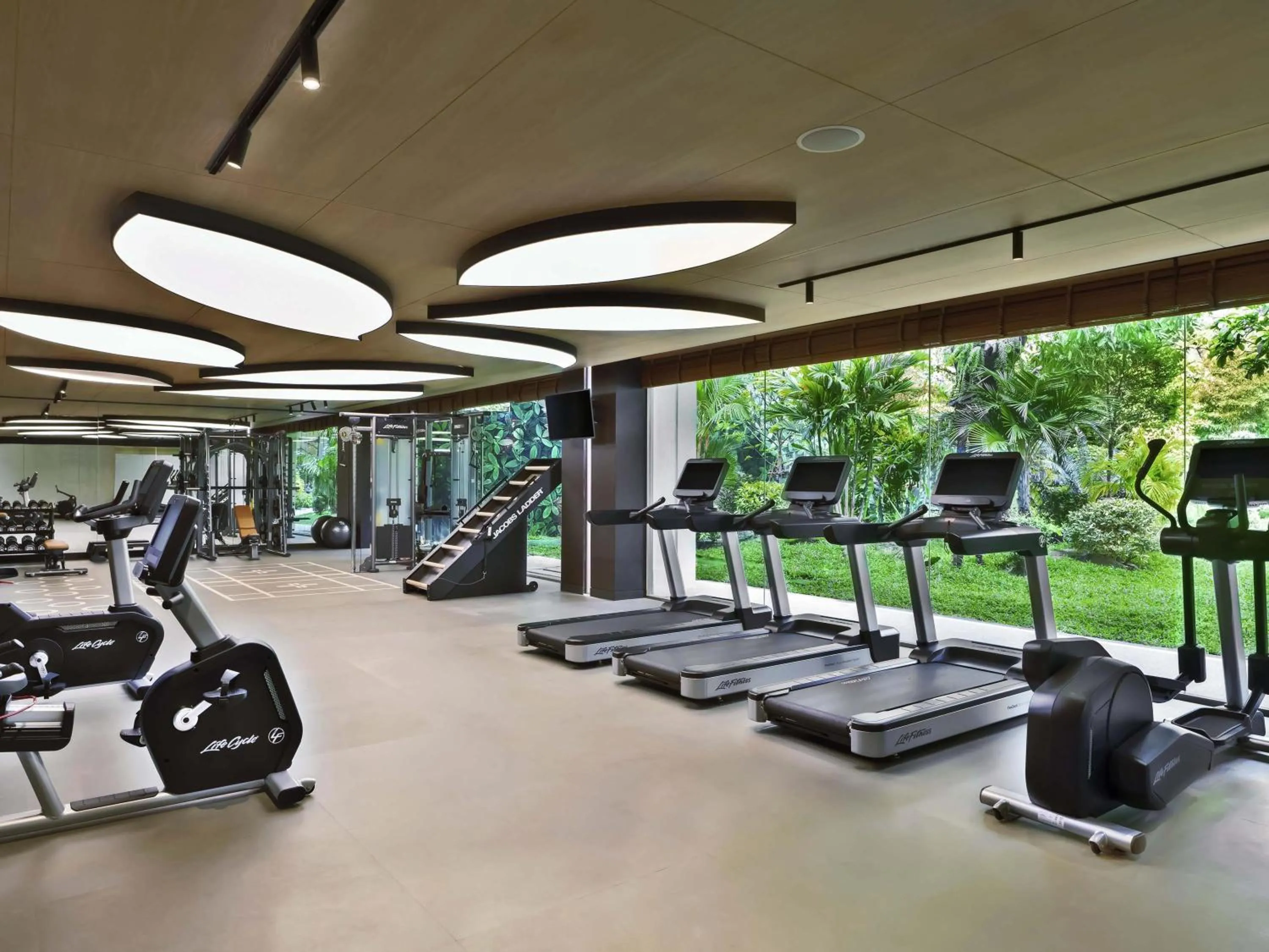 Fitness centre/facilities in Mövenpick BDMS Wellness Resort Bangkok