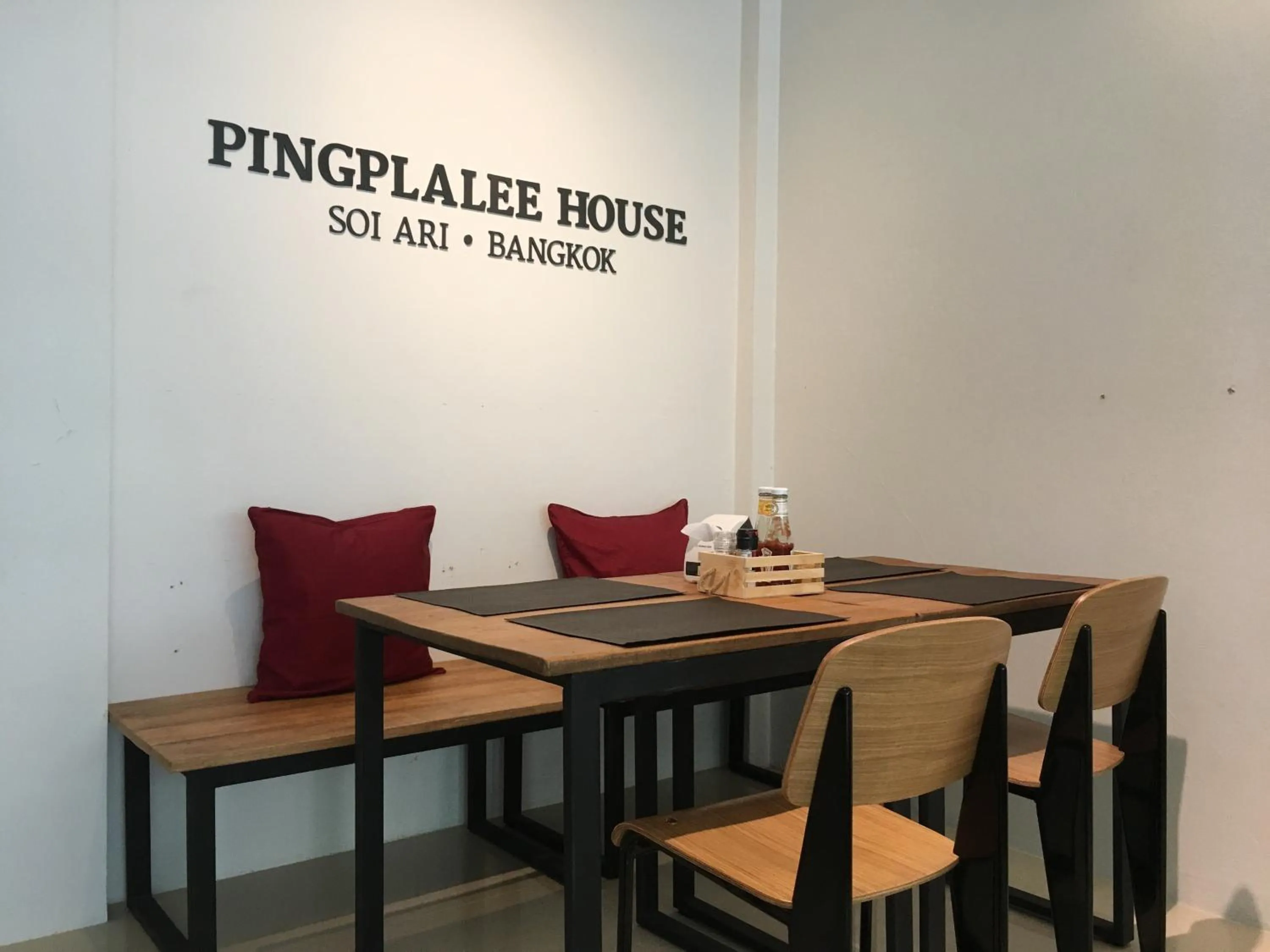 Restaurant/places to eat in Pingplalee Female House