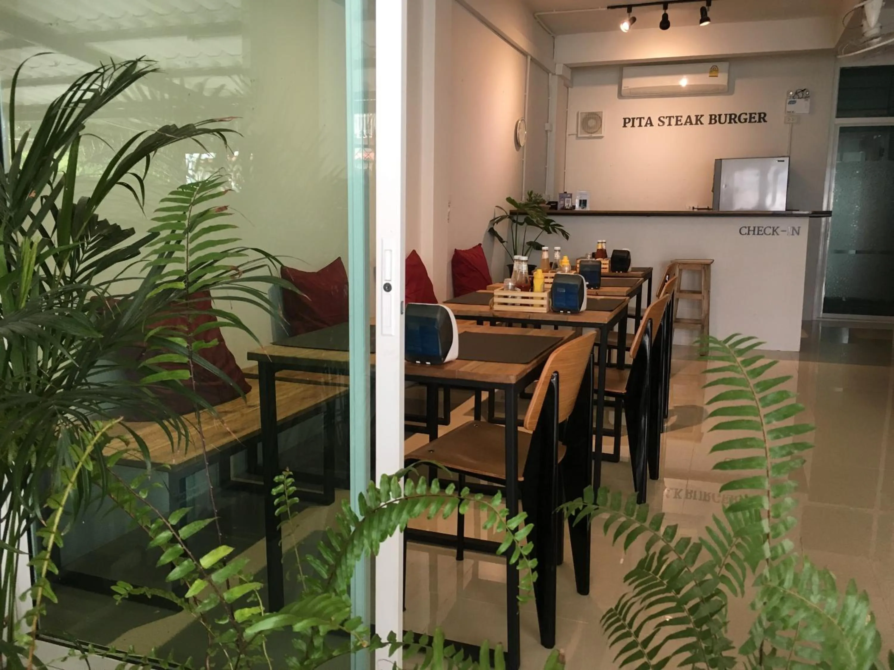 Restaurant/places to eat in Pingplalee Female House