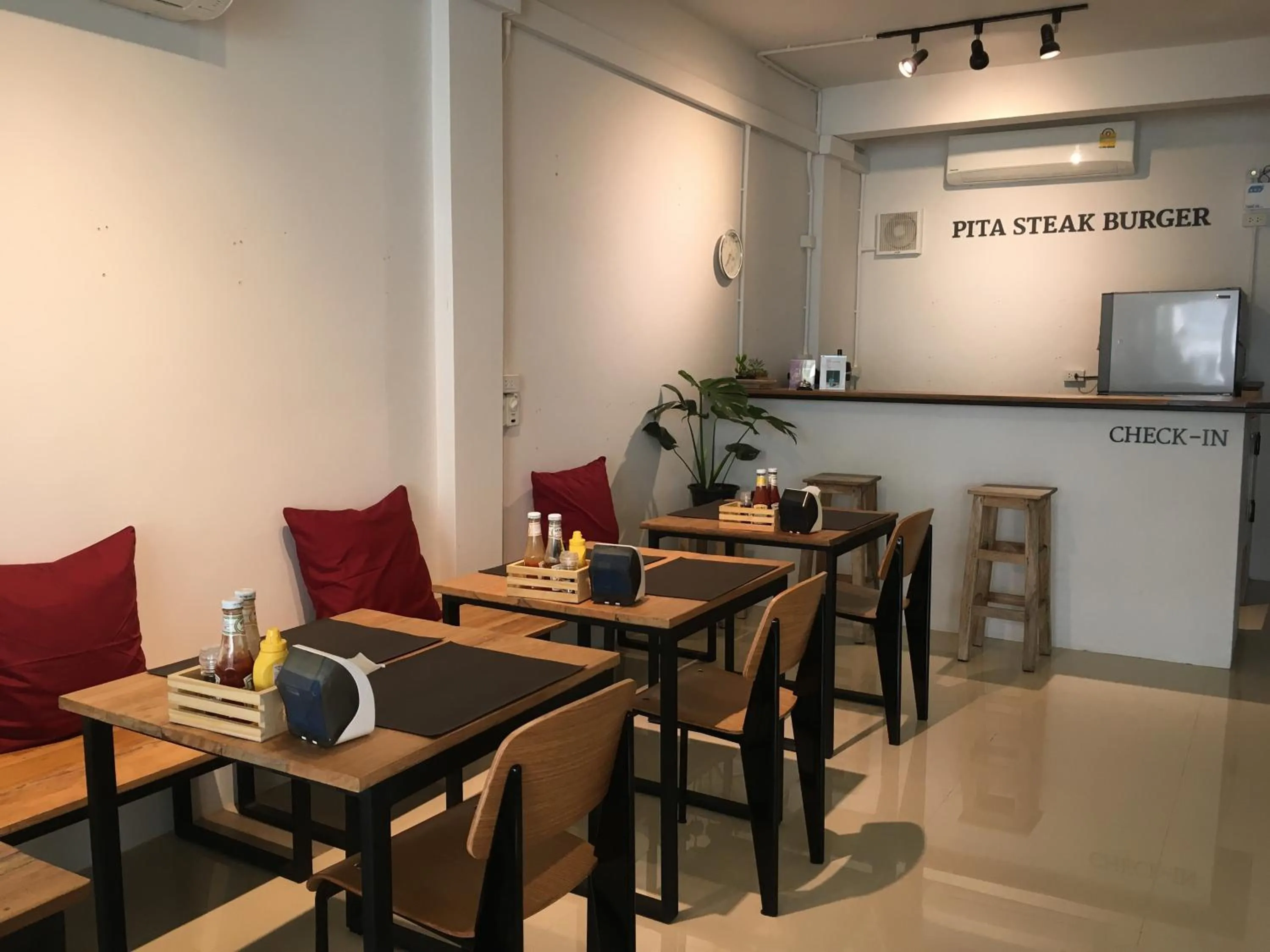 Restaurant/places to eat in Pingplalee Female House