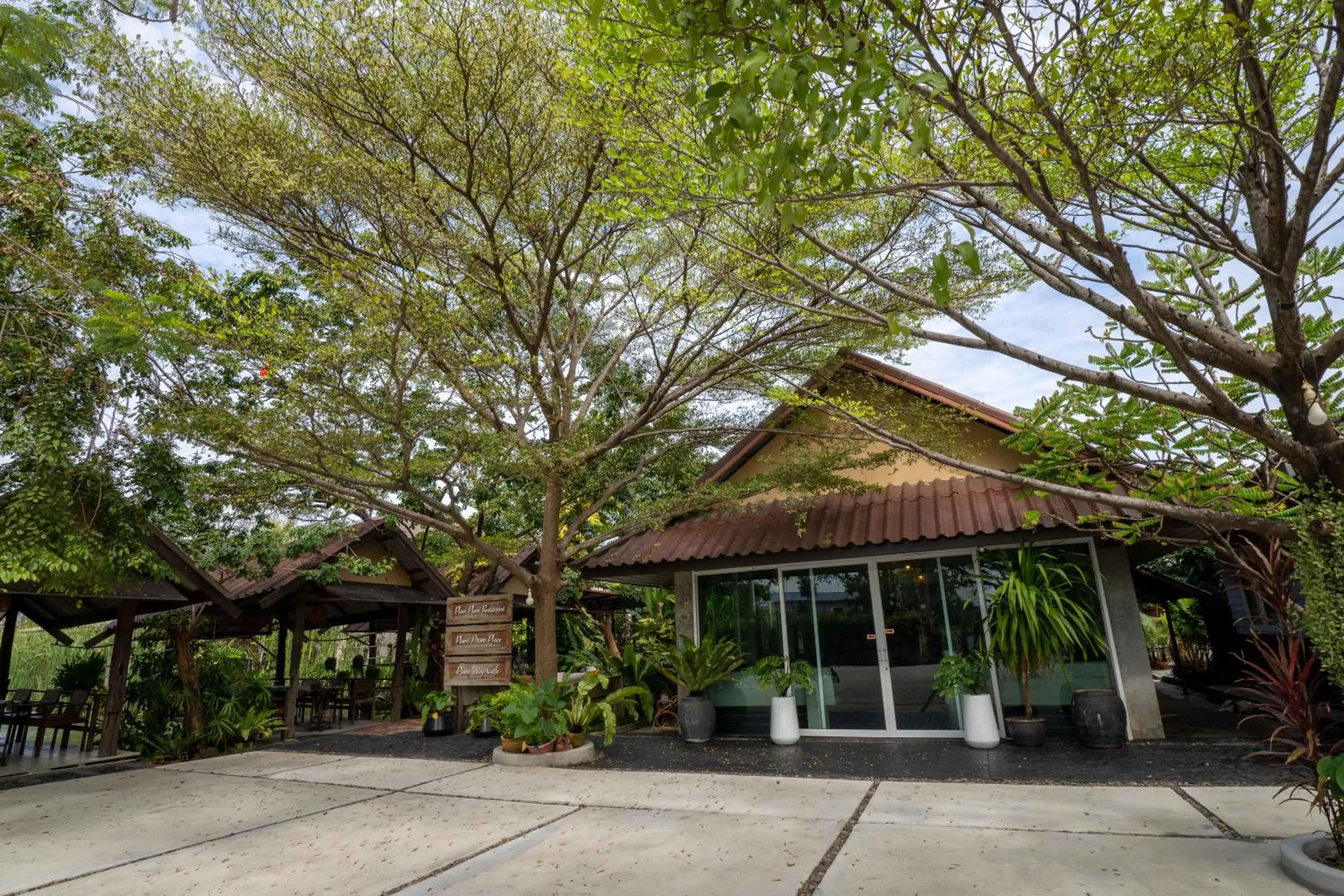 Restaurant/places to eat in Ploen Pirom