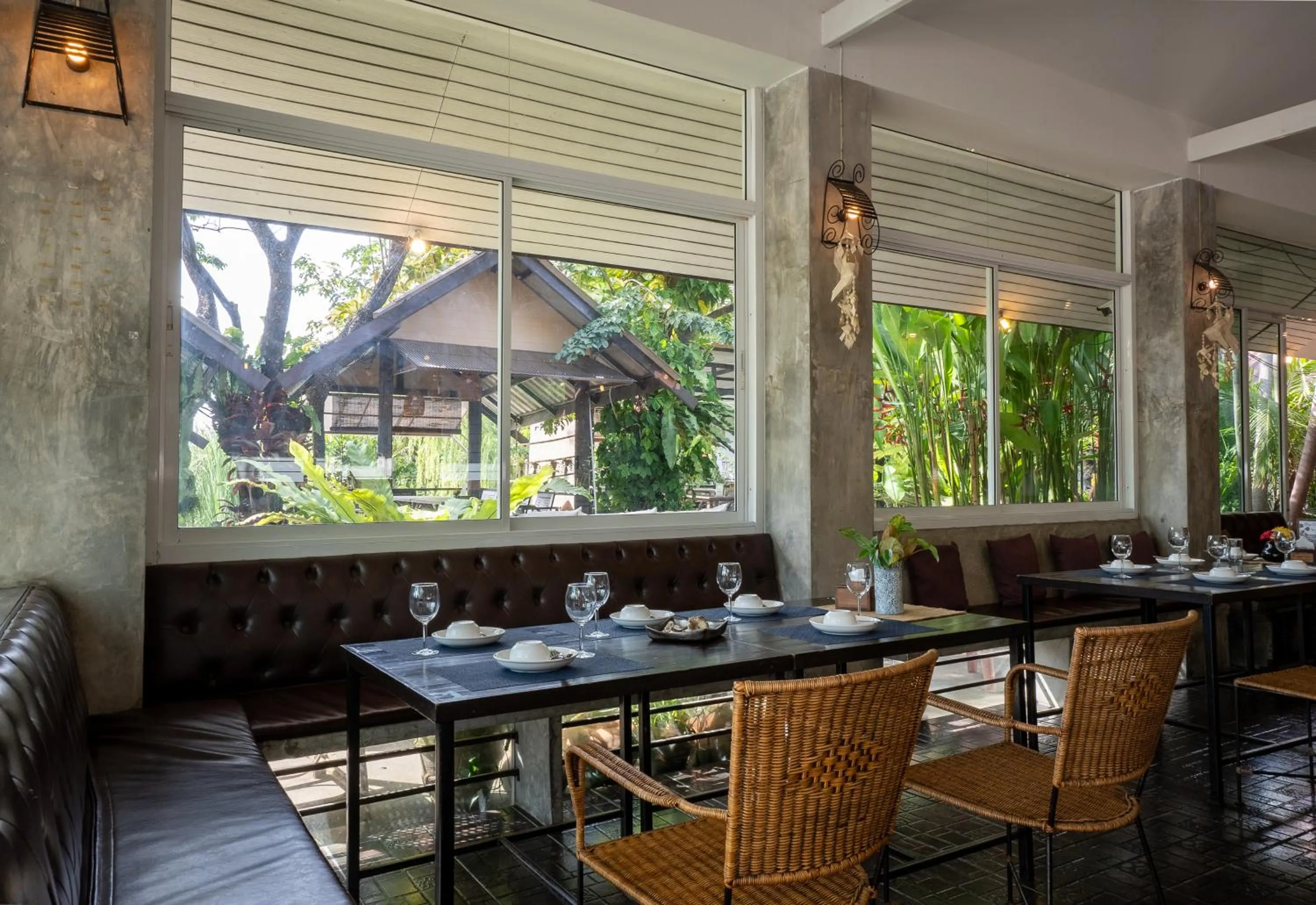 Restaurant/places to eat in Ploen Pirom