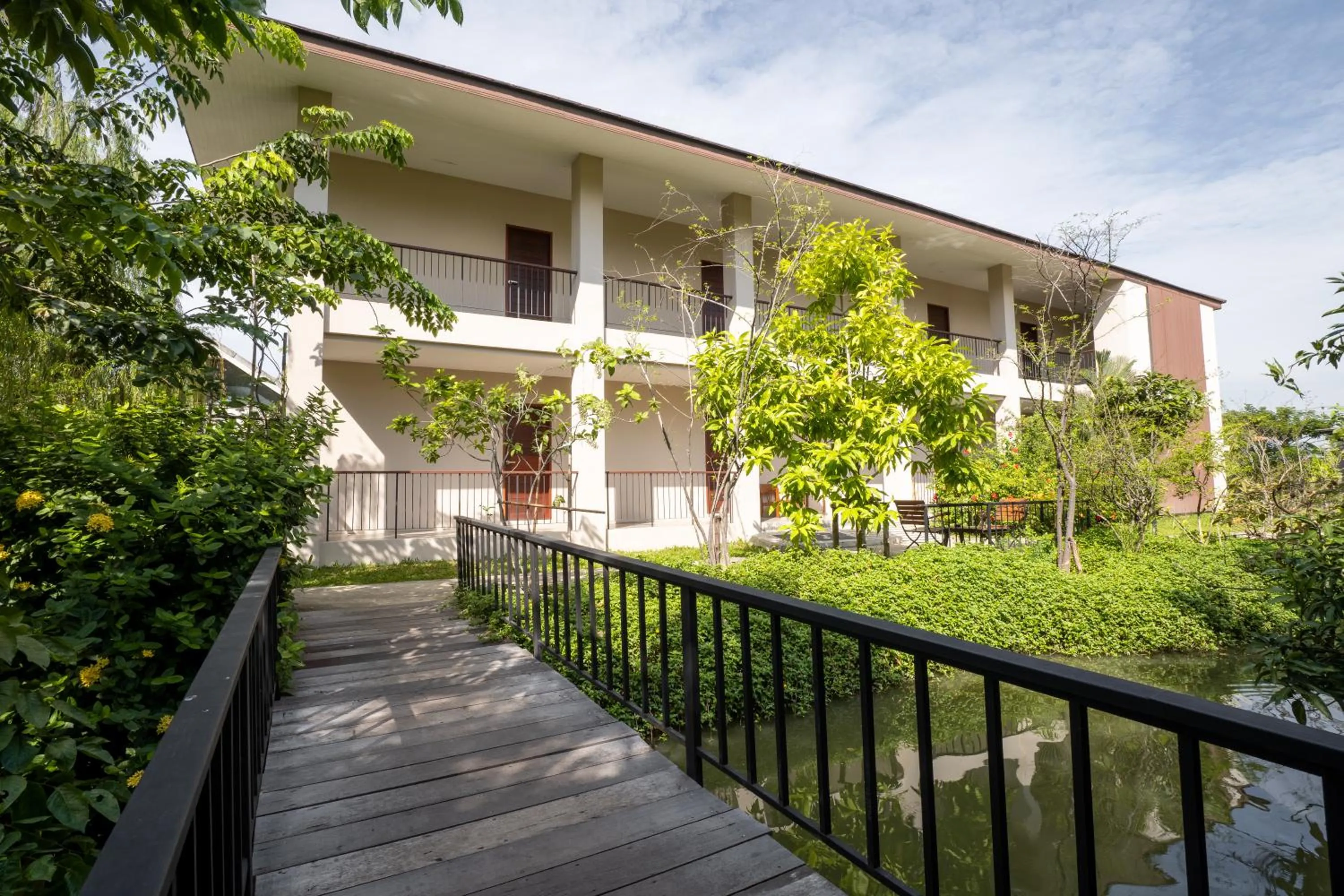 Property building in Ploen Pirom