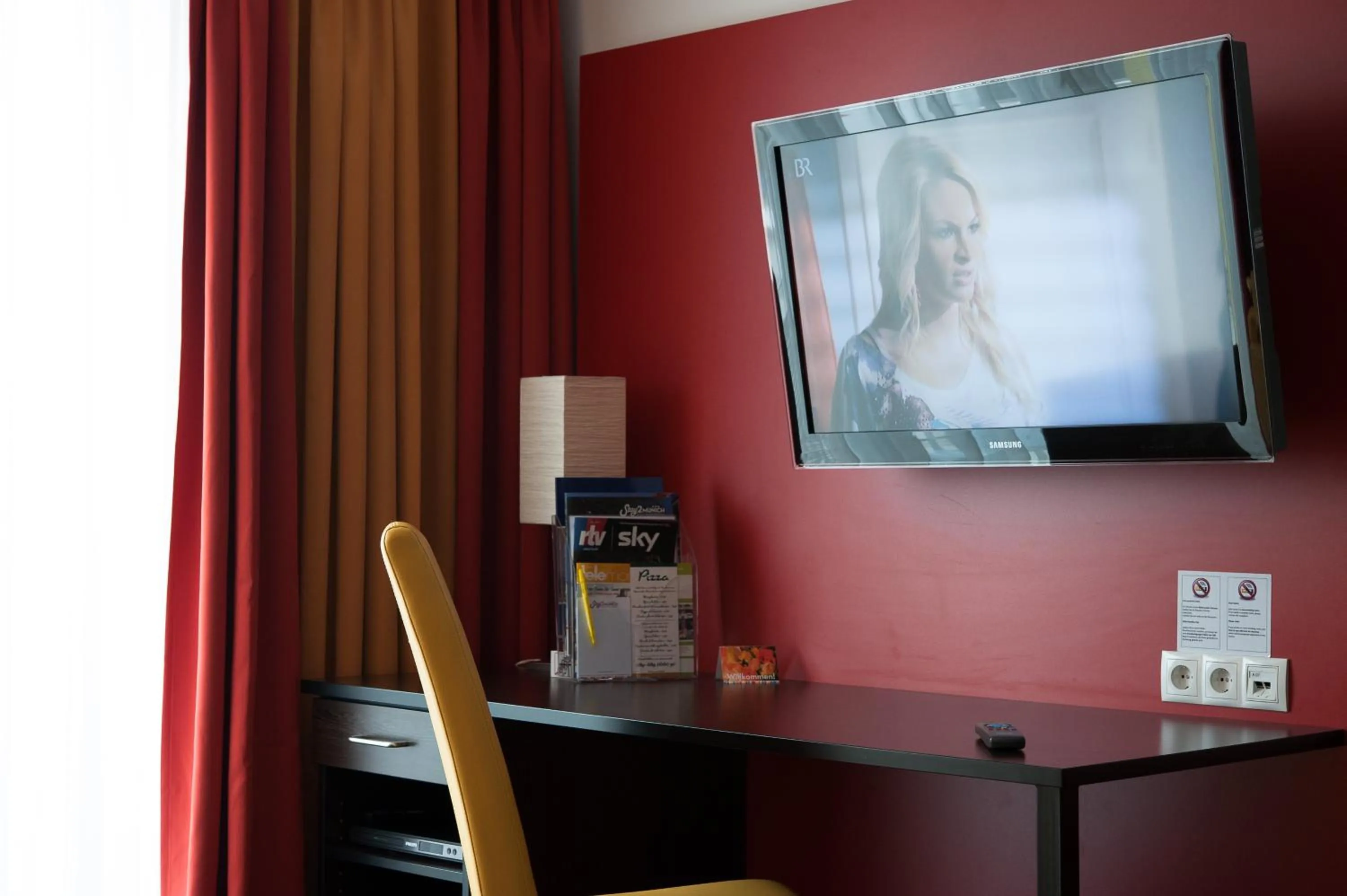 TV and multimedia in Stay2Munich Hotel & Serviced Apartments