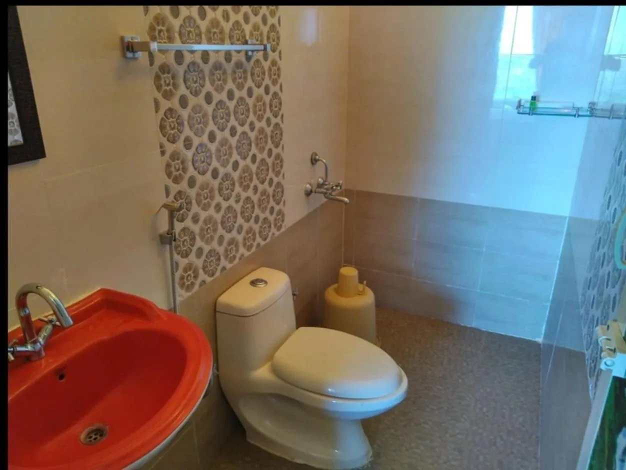 Bathroom in The Bowers Chalet Private Campfire & Lawn BBQ, WIFI, Breakfast Hill Top 360 degree view