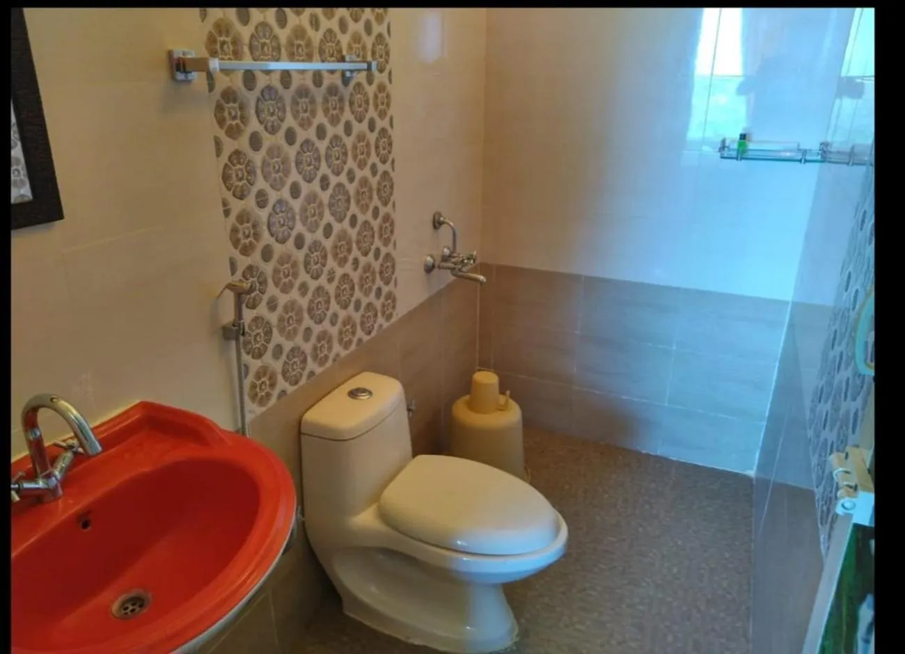 Bathroom in The Bowers Chalet Private Campfire & Lawn BBQ, WIFI, Breakfast Hill Top 360 degree view