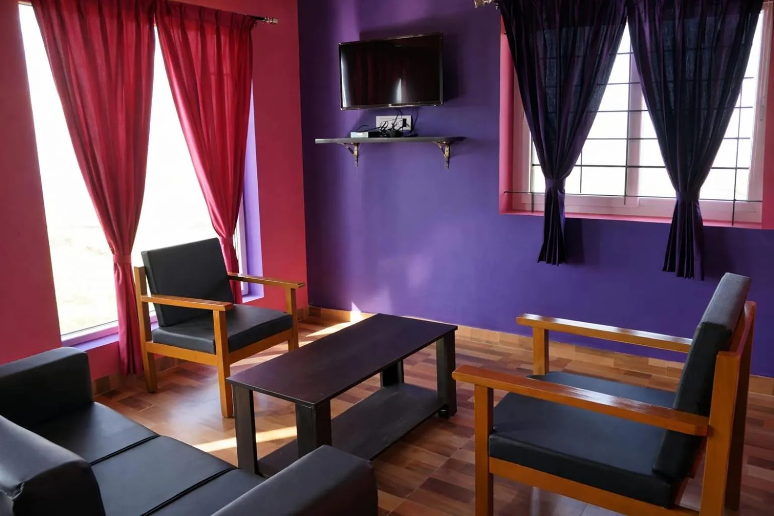 Seating area in The Bowers Chalet Private Campfire & Lawn BBQ, WIFI, Breakfast Hill Top 360 degree view