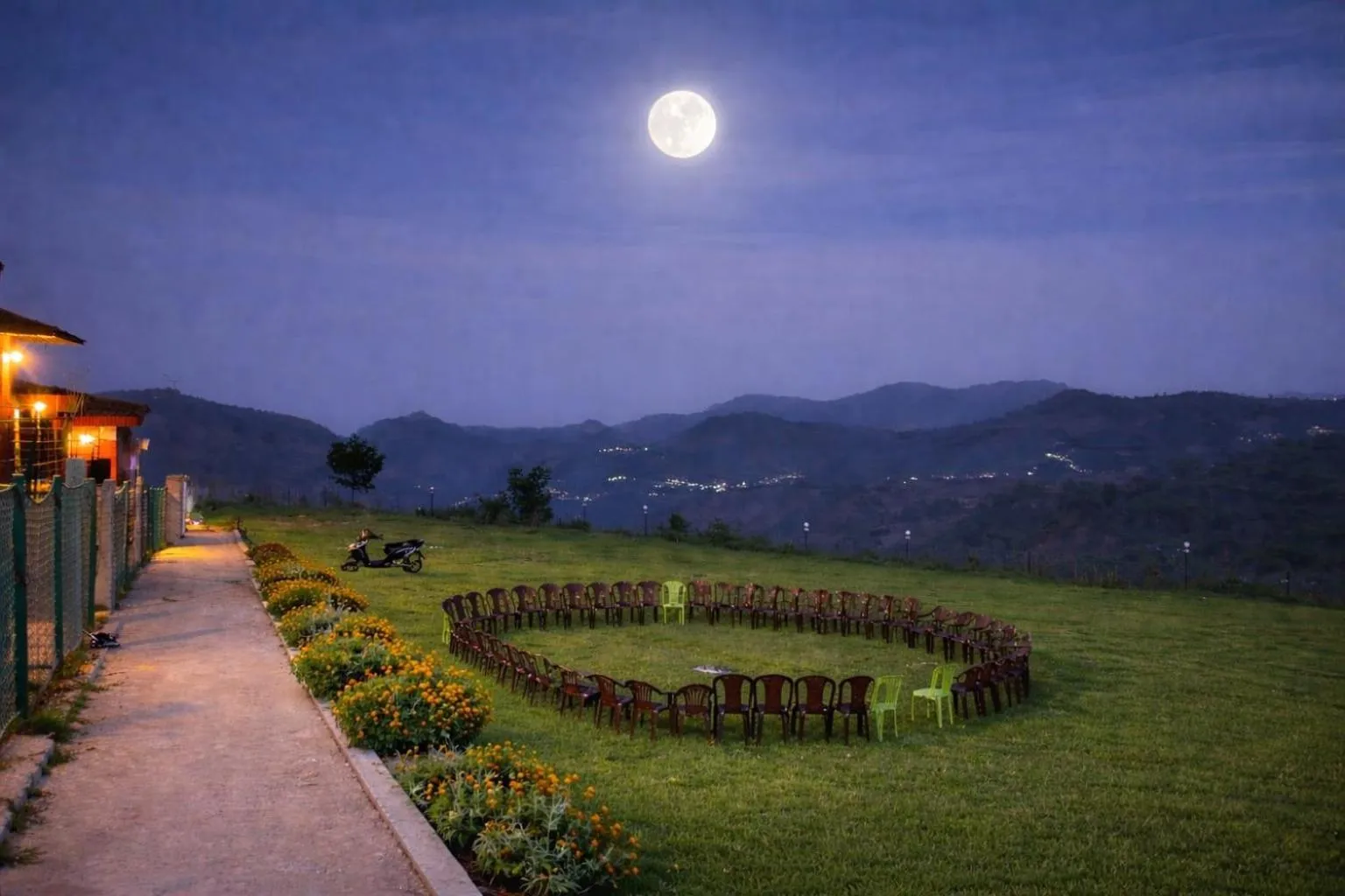 Night in The Bowers Chalet Private Campfire & Lawn BBQ, WIFI, Breakfast Hill Top 360 degree view