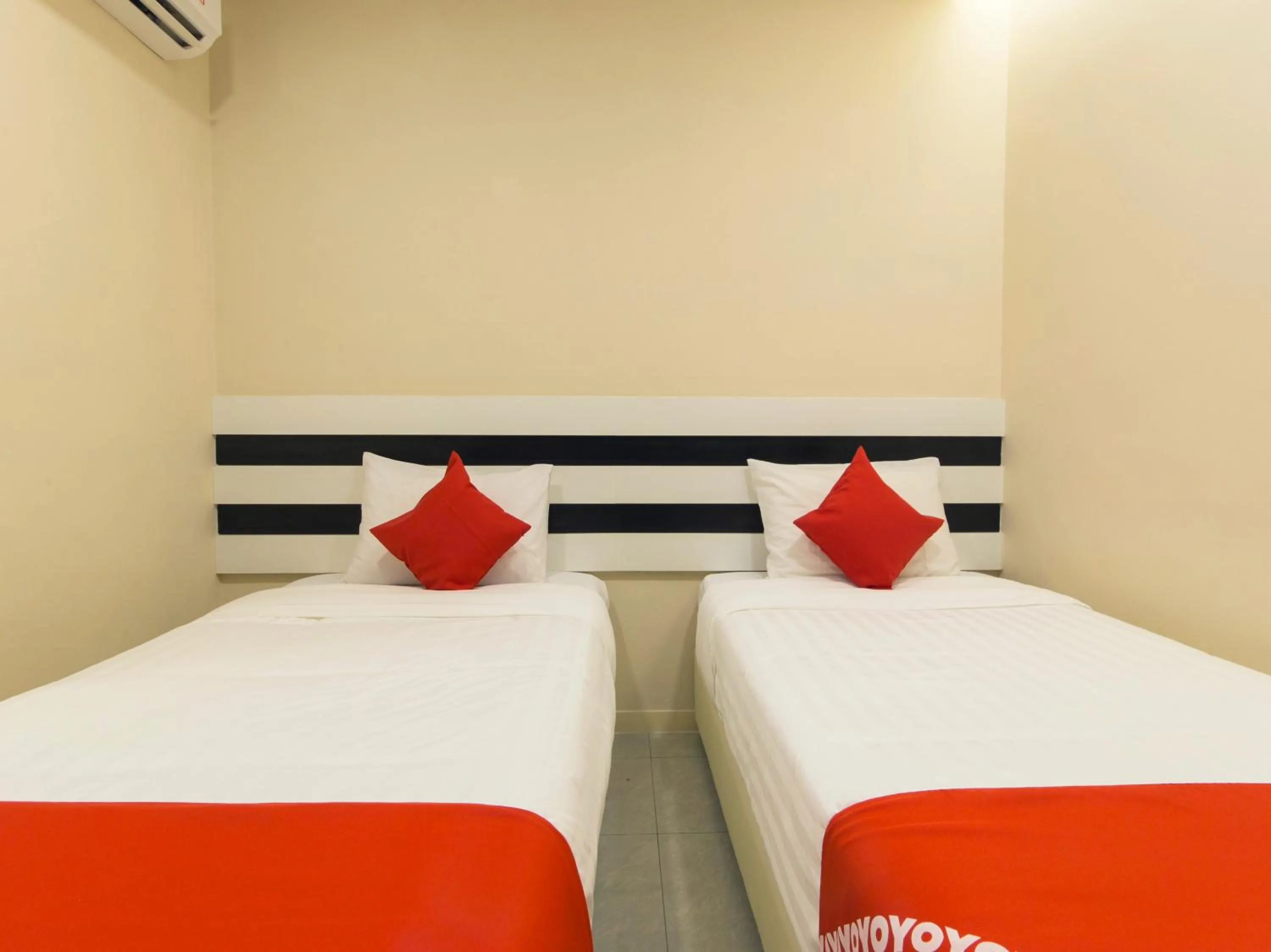 Bedroom, Bed in Super OYO 1145 Lea Guest House & Cafe