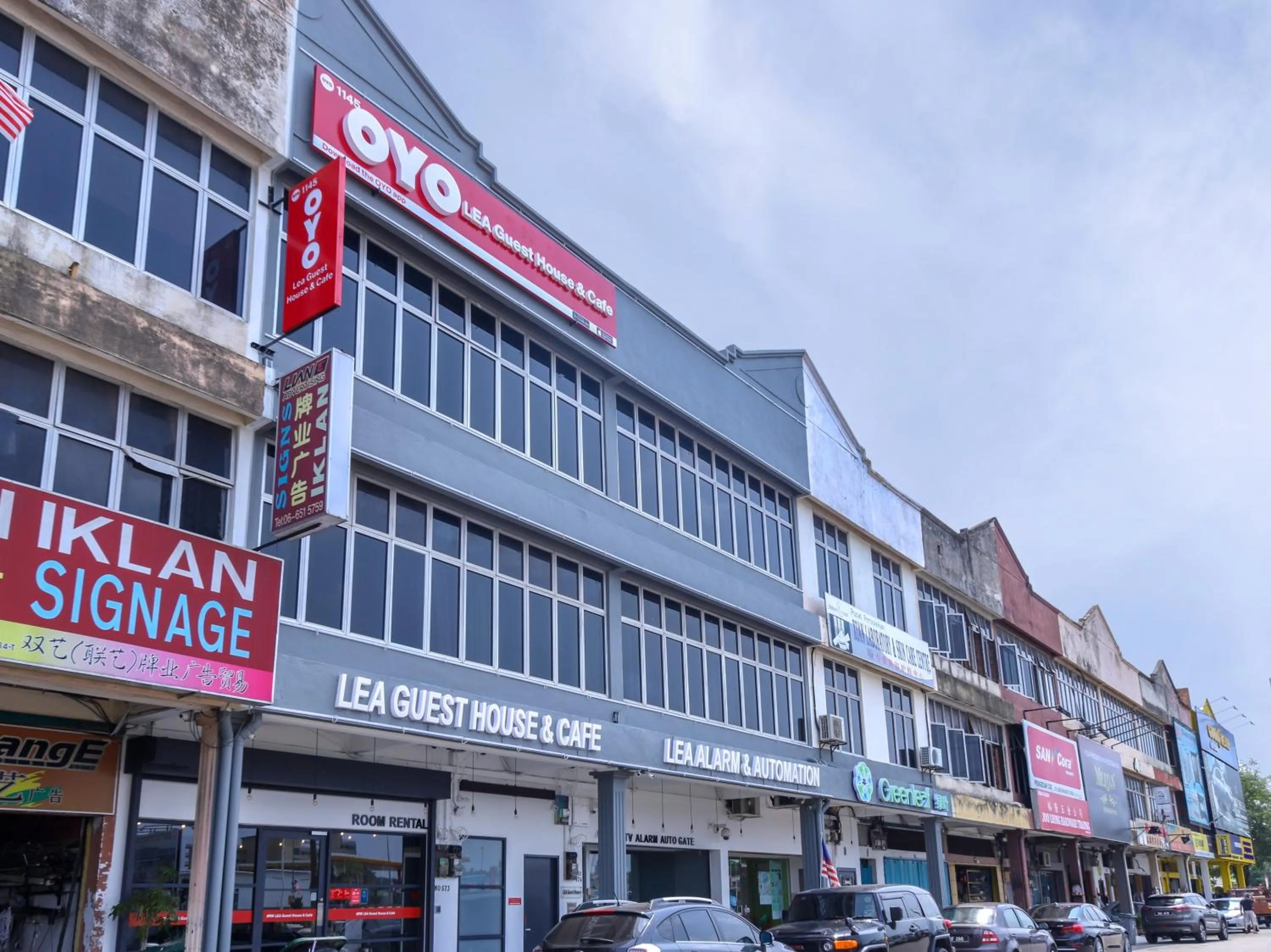 Property Building in Super OYO 1145 Lea Guest House & Cafe