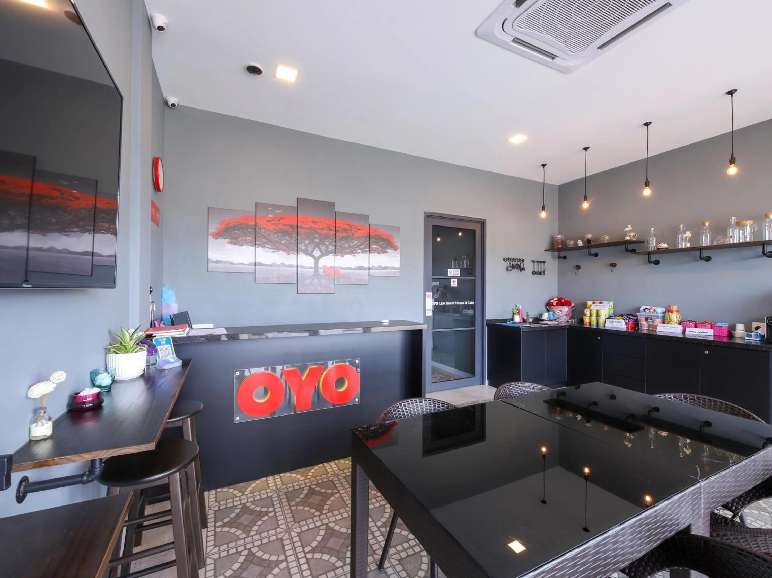 Lobby or reception, Restaurant/Places to Eat in Super OYO 1145 Lea Guest House & Cafe