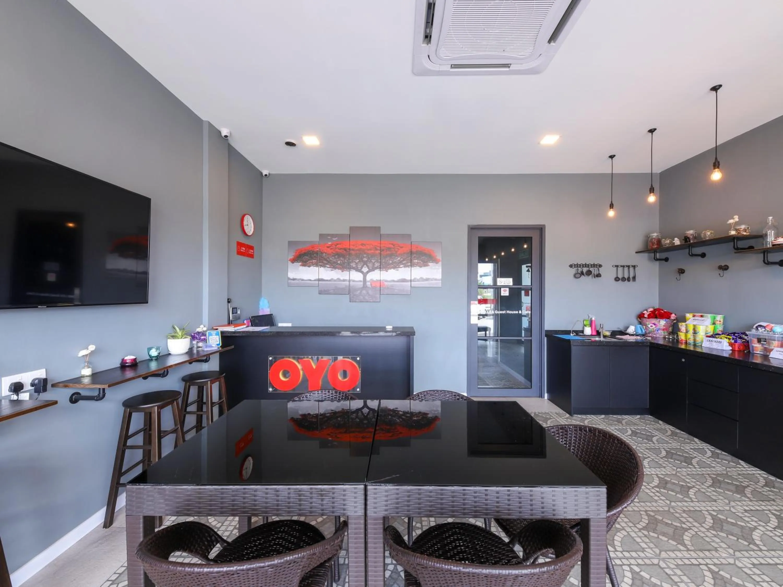 Lobby or reception in Super OYO 1145 Lea Guest House & Cafe