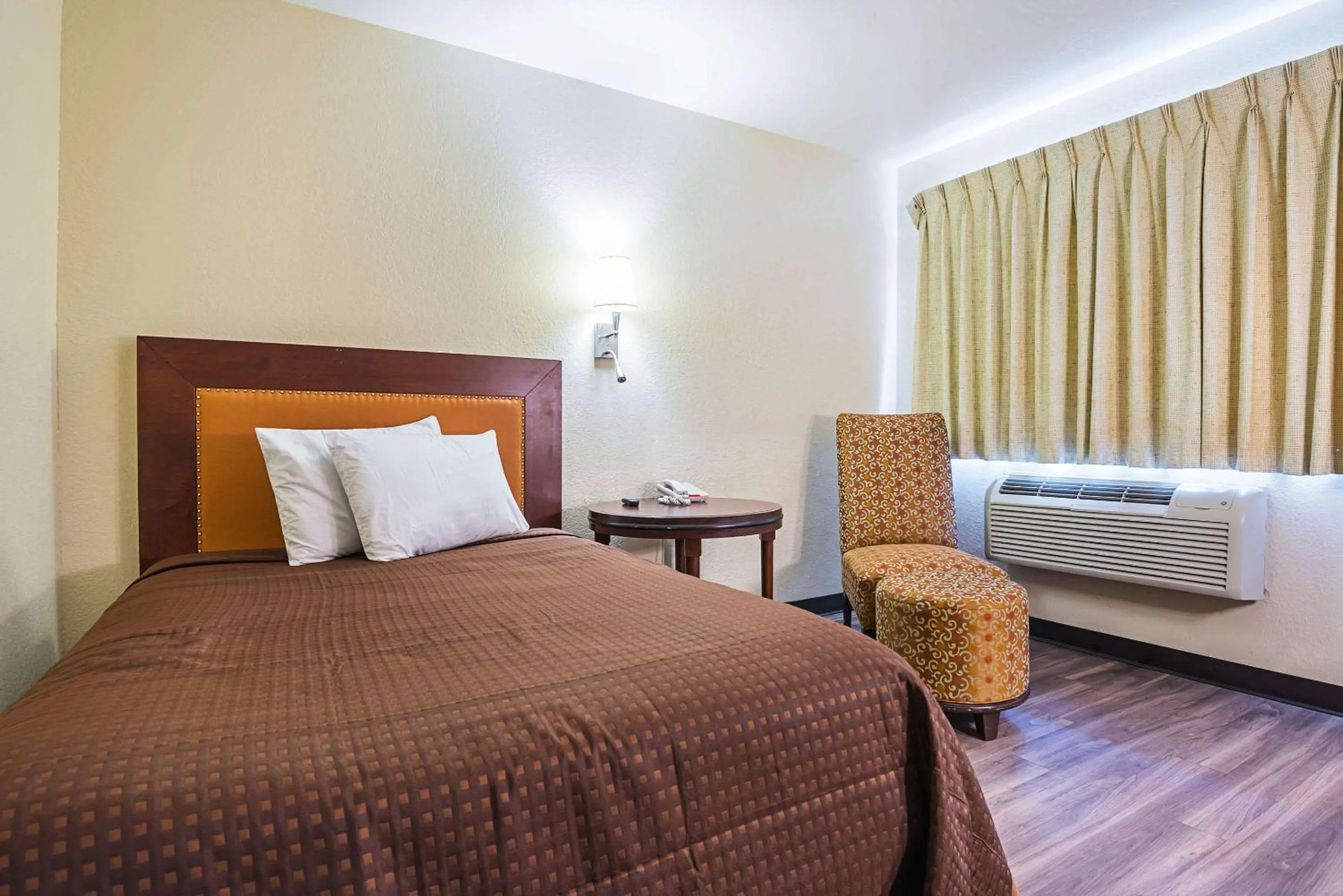 Photo of the whole room, Bed in Rodeway Inn Kissimmee Maingate West - Free Theme Park Shuttle