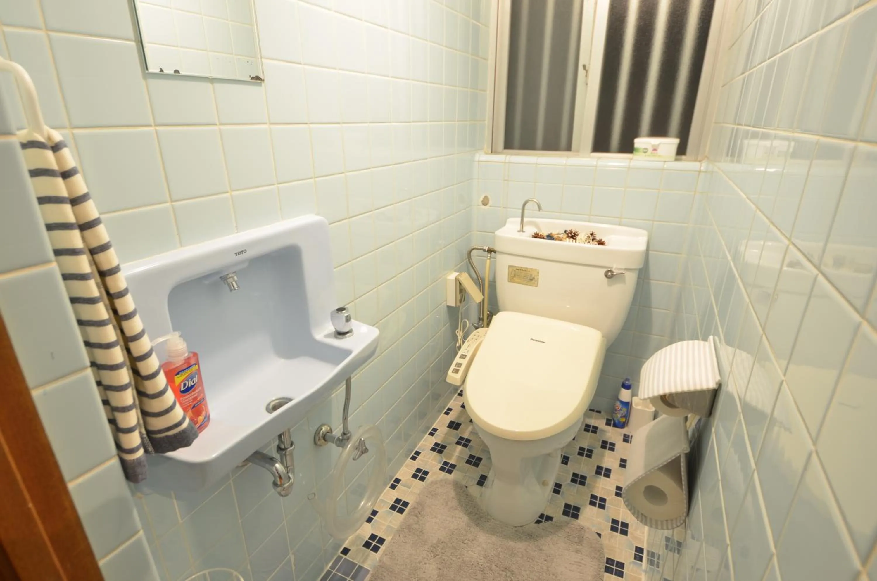 Toilet in Sobe House in Yomitanson