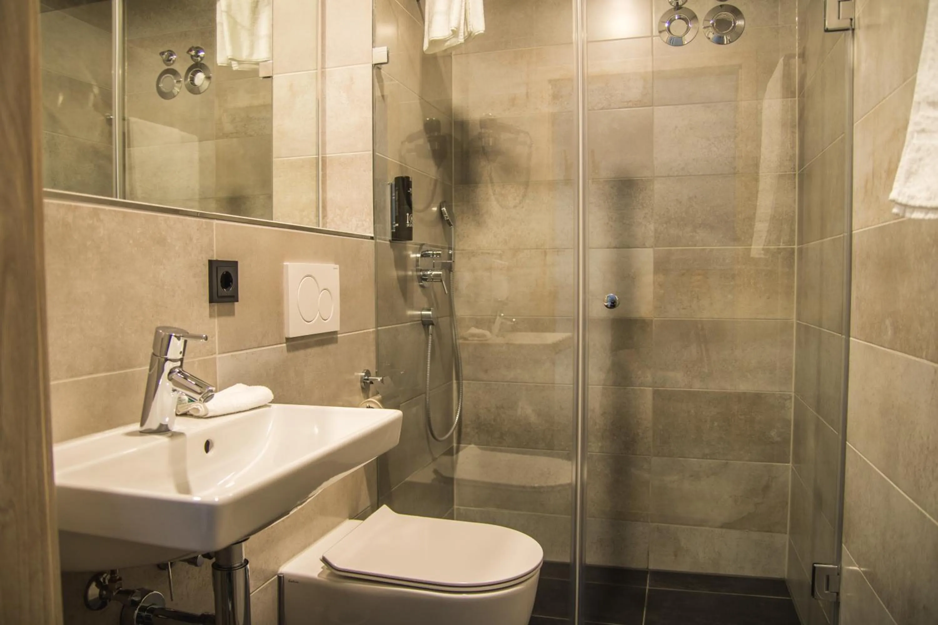 Shower in Hayta Hotel Stuttgart Airport Messe