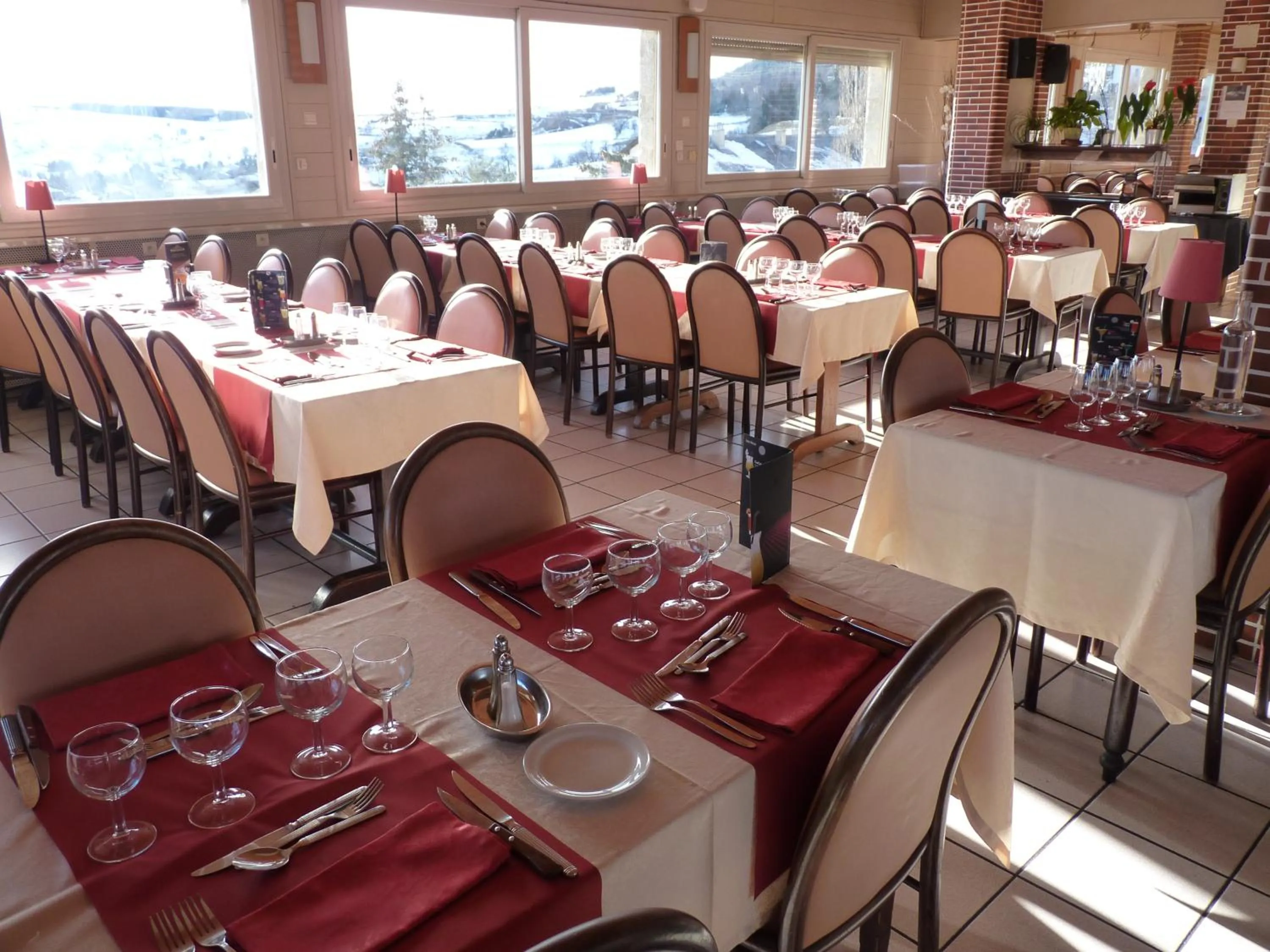 Restaurant/places to eat in Hotel et Résidence Le Clos Cerdan