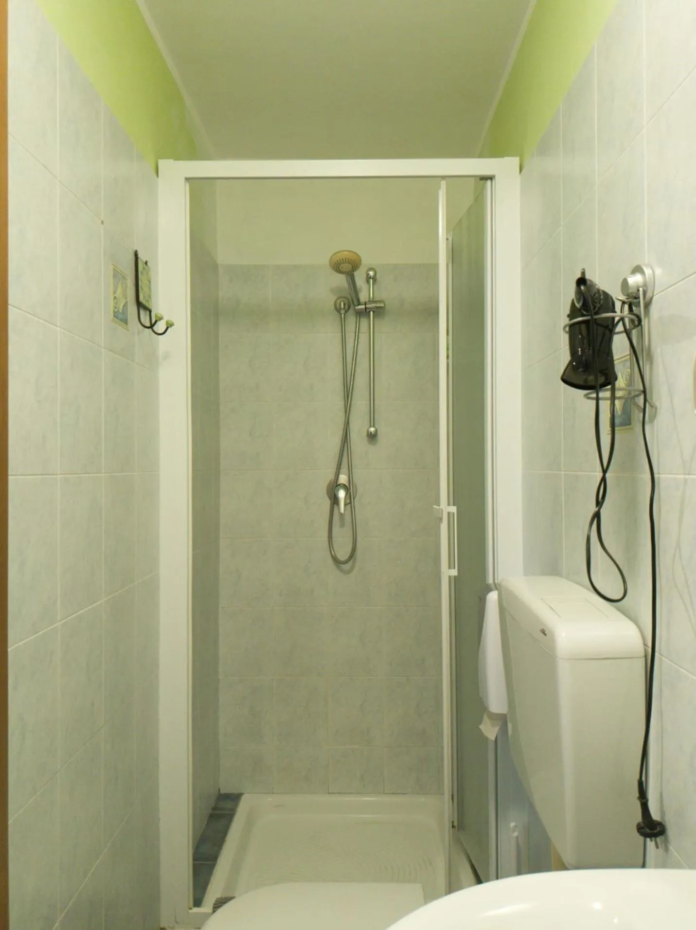 Shower in Albergo Avalon