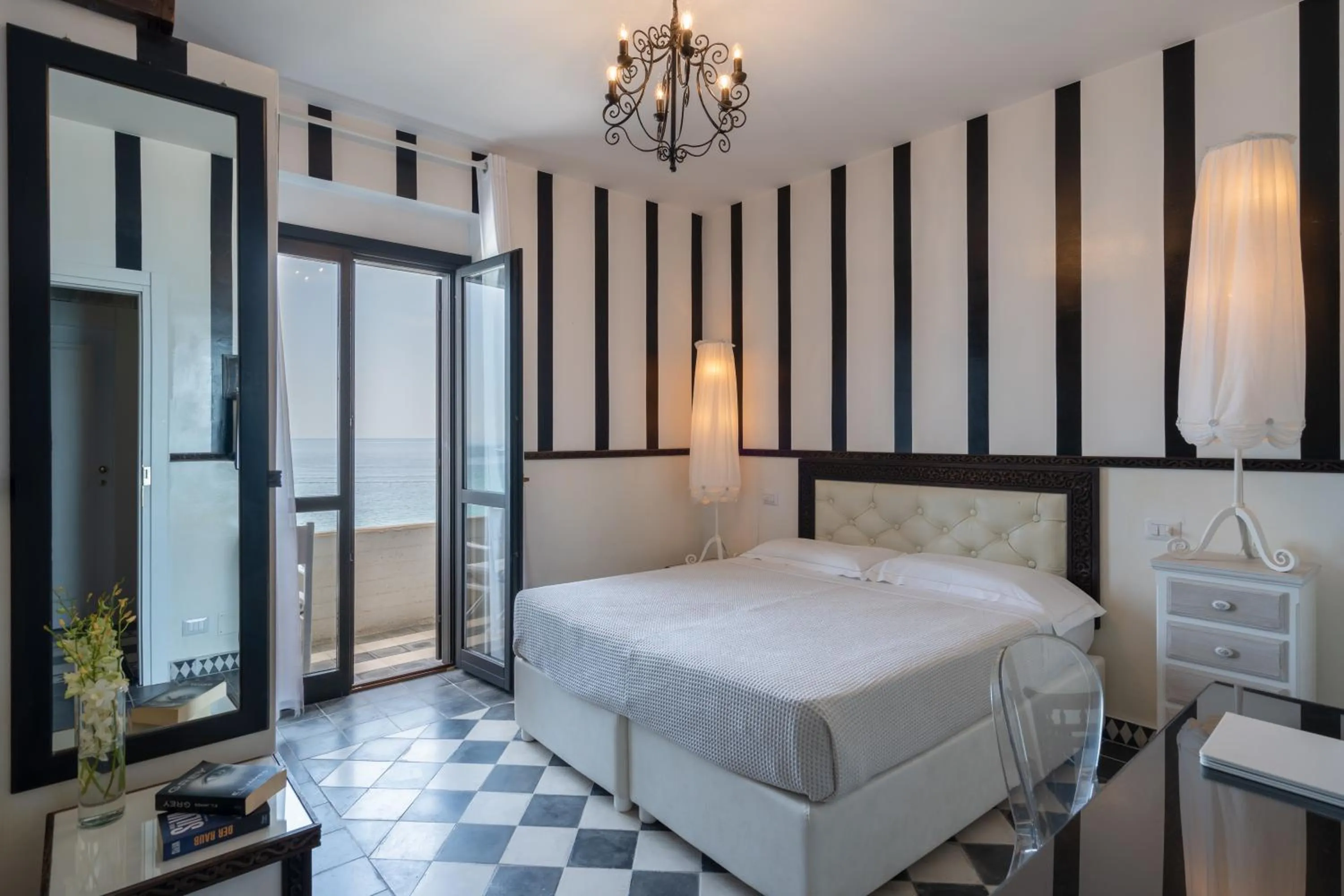 Photo of the whole room, Bed in La Casa E Il Mare, Private Bay Hotel