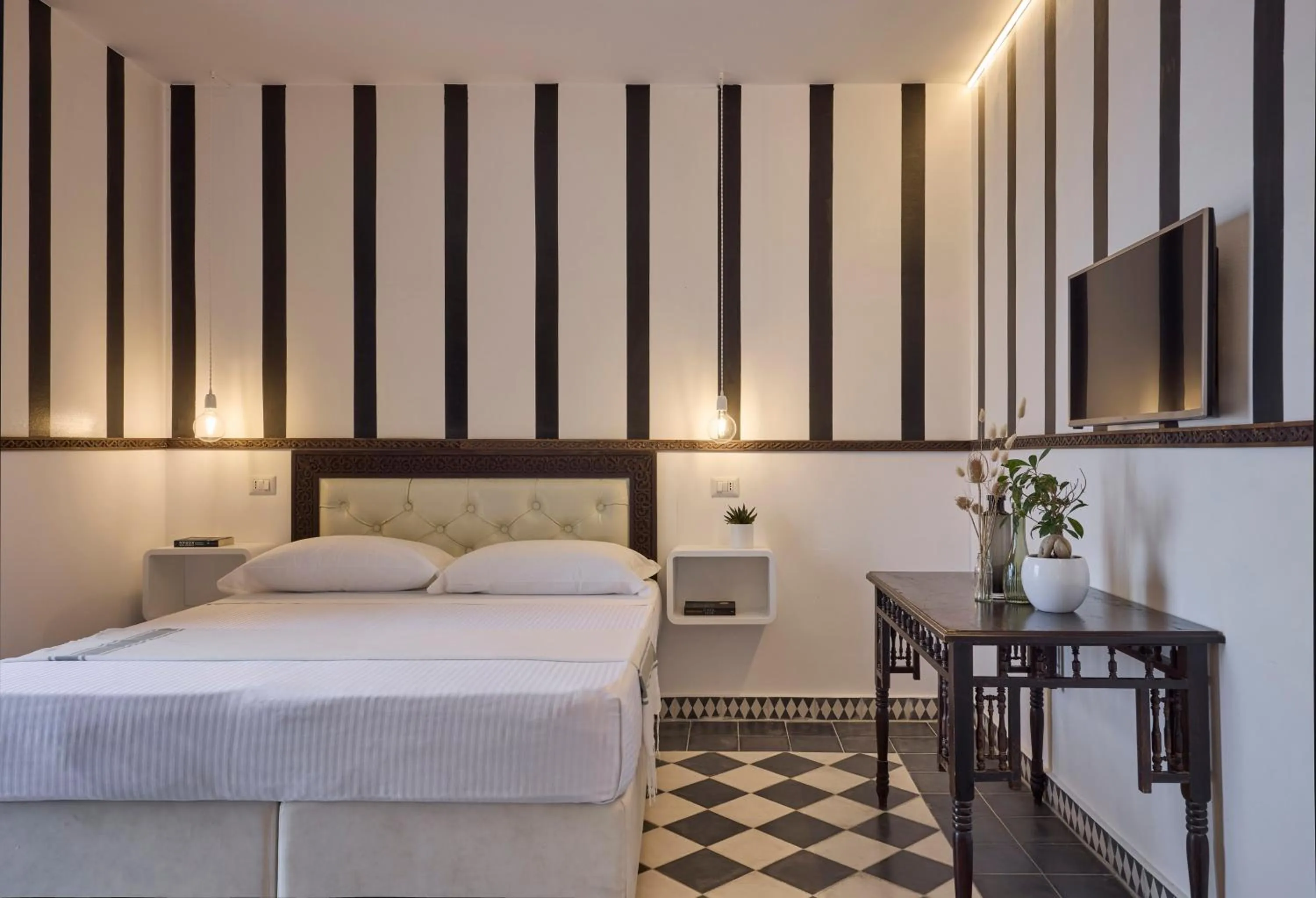 Photo of the whole room, Bed in La Casa E Il Mare, Private Bay Hotel