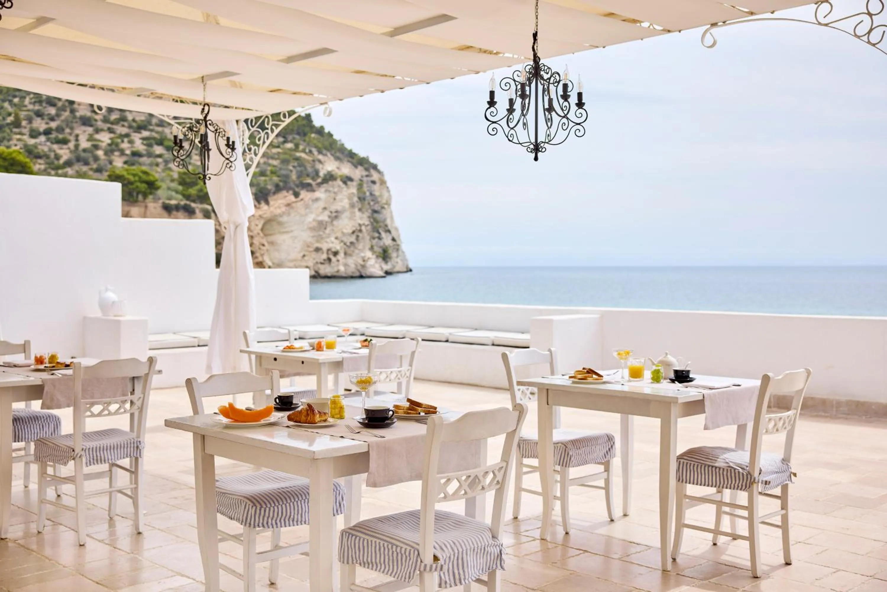 Restaurant/places to eat in La Casa E Il Mare, Private Bay Hotel
