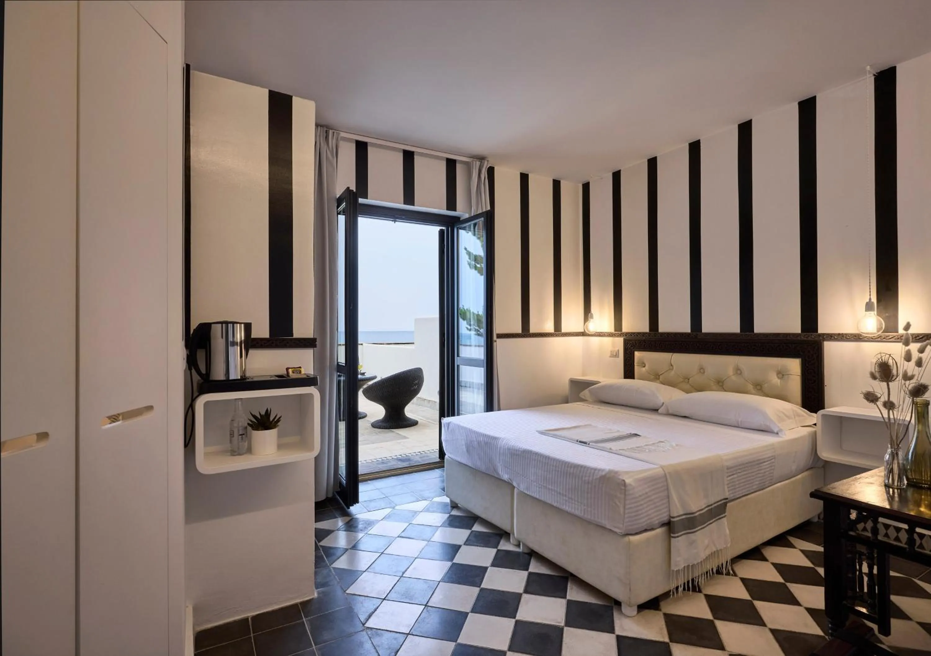 Photo of the whole room, Bed in La Casa E Il Mare, Private Bay Hotel