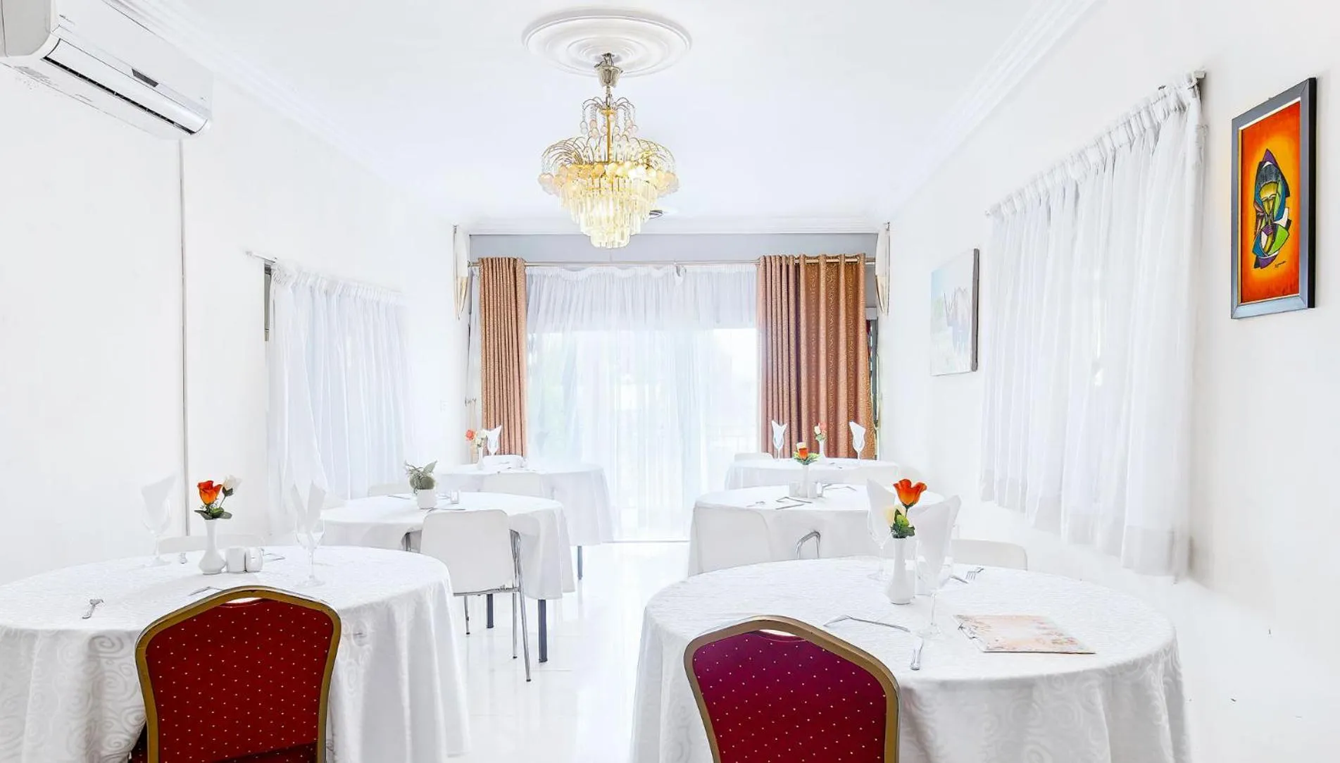 Restaurant/places to eat in Okumah Hotel