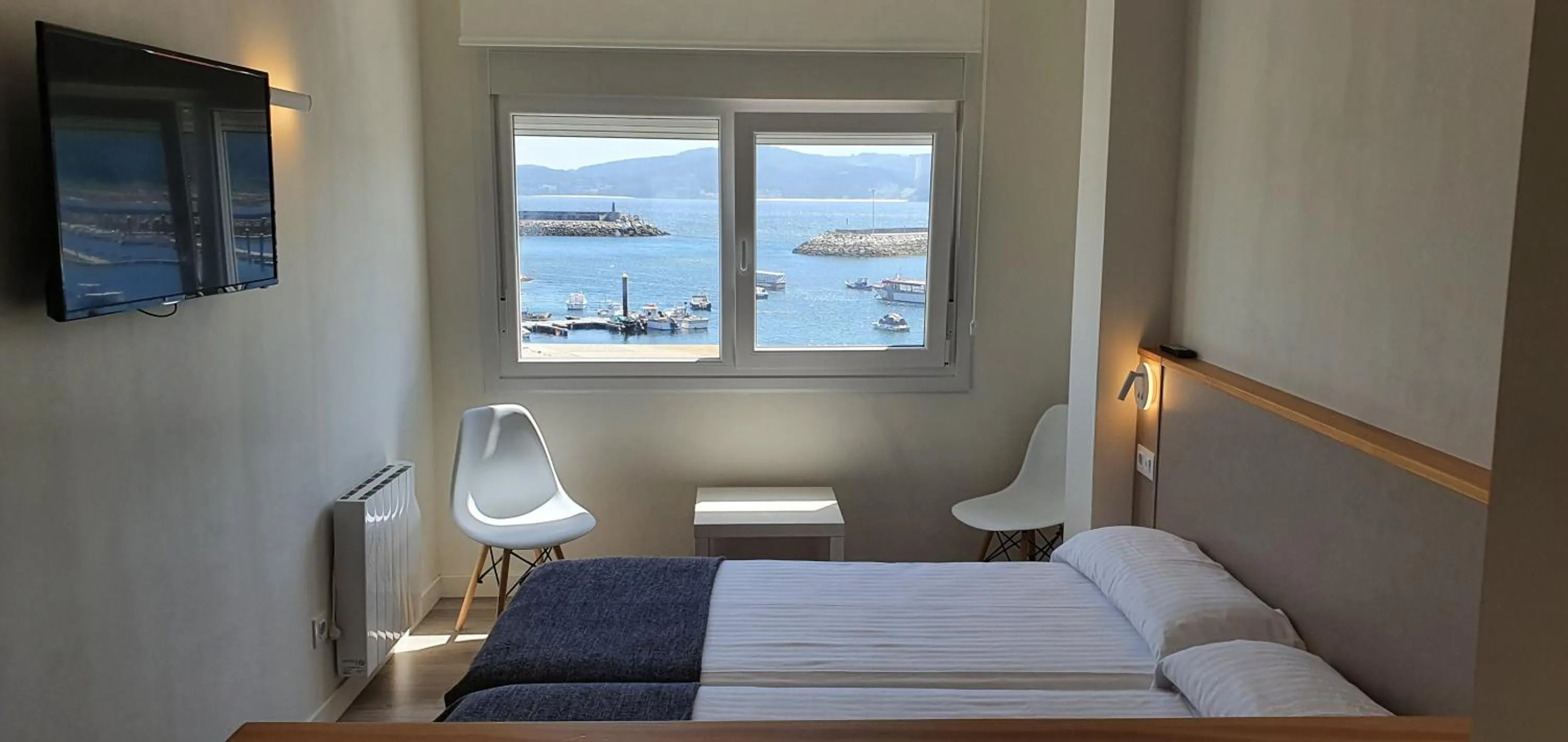 TV and multimedia, Bed in Apartamentos Costa da Morte Muxia