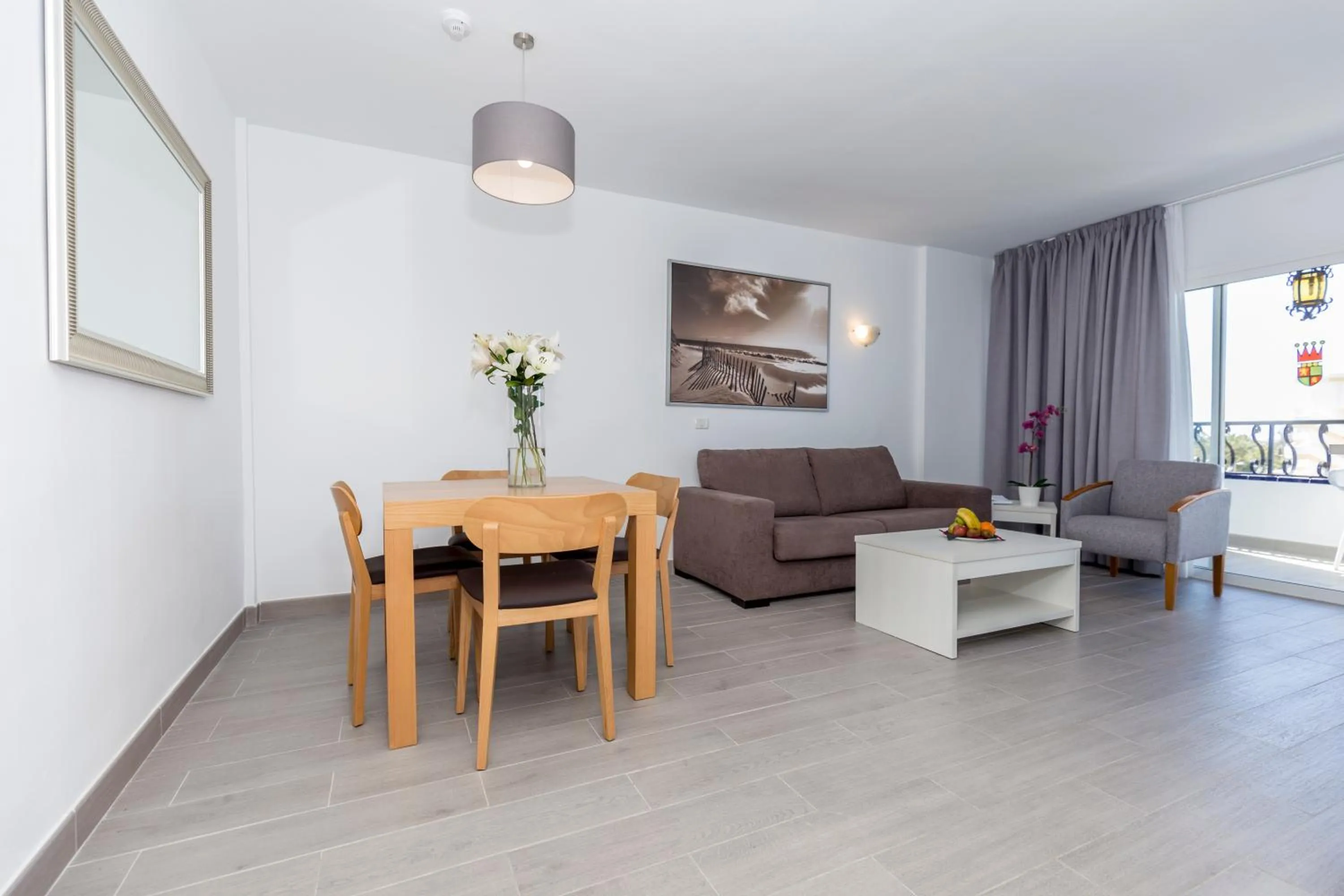 Photo of the whole room in Rey Carlos