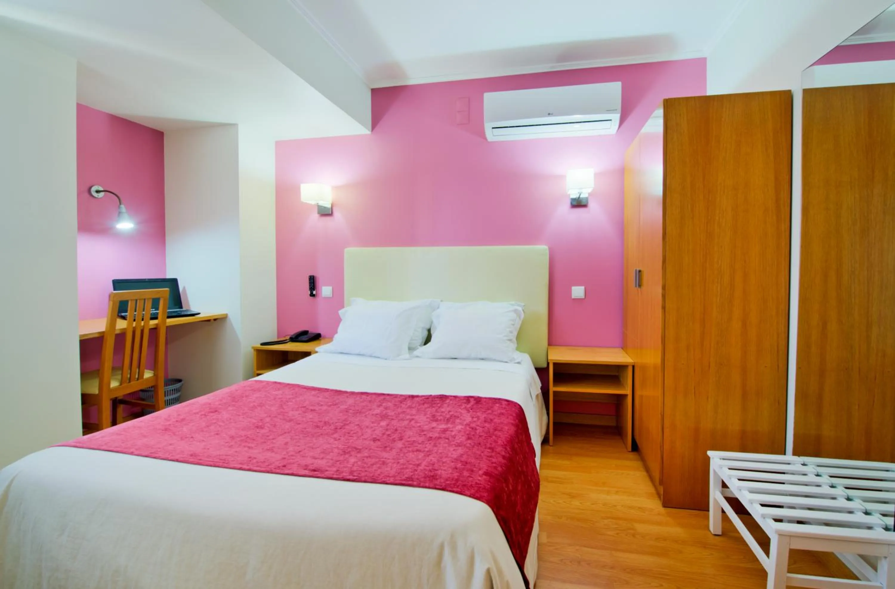 Photo of the whole room, Bed in Hotel D. Dinis