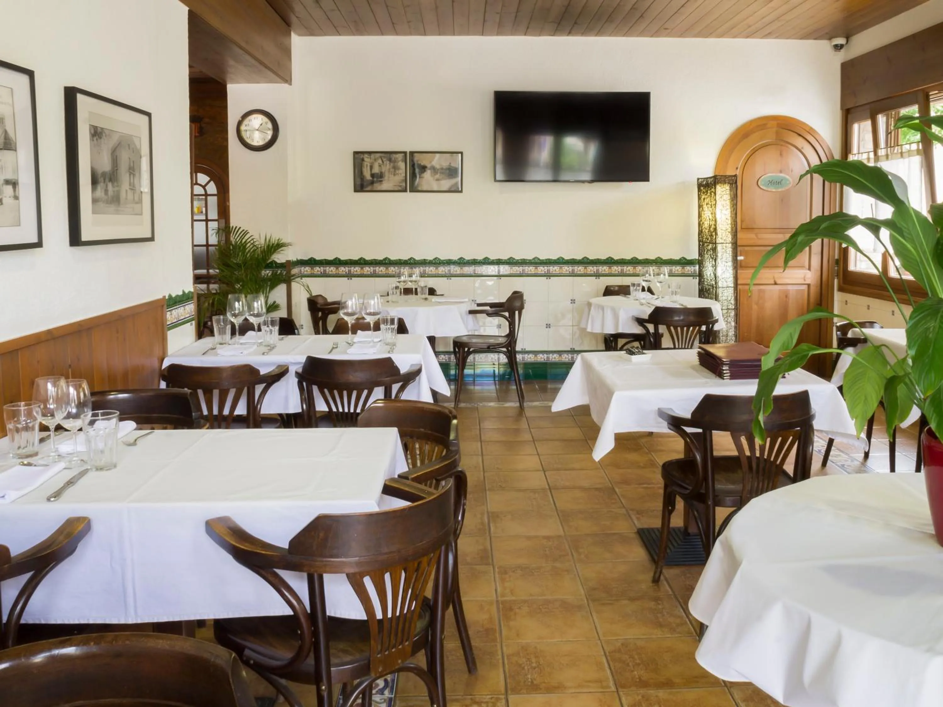 Restaurant/places to eat in La Violeta HOTEL SPA & CHILL OUT