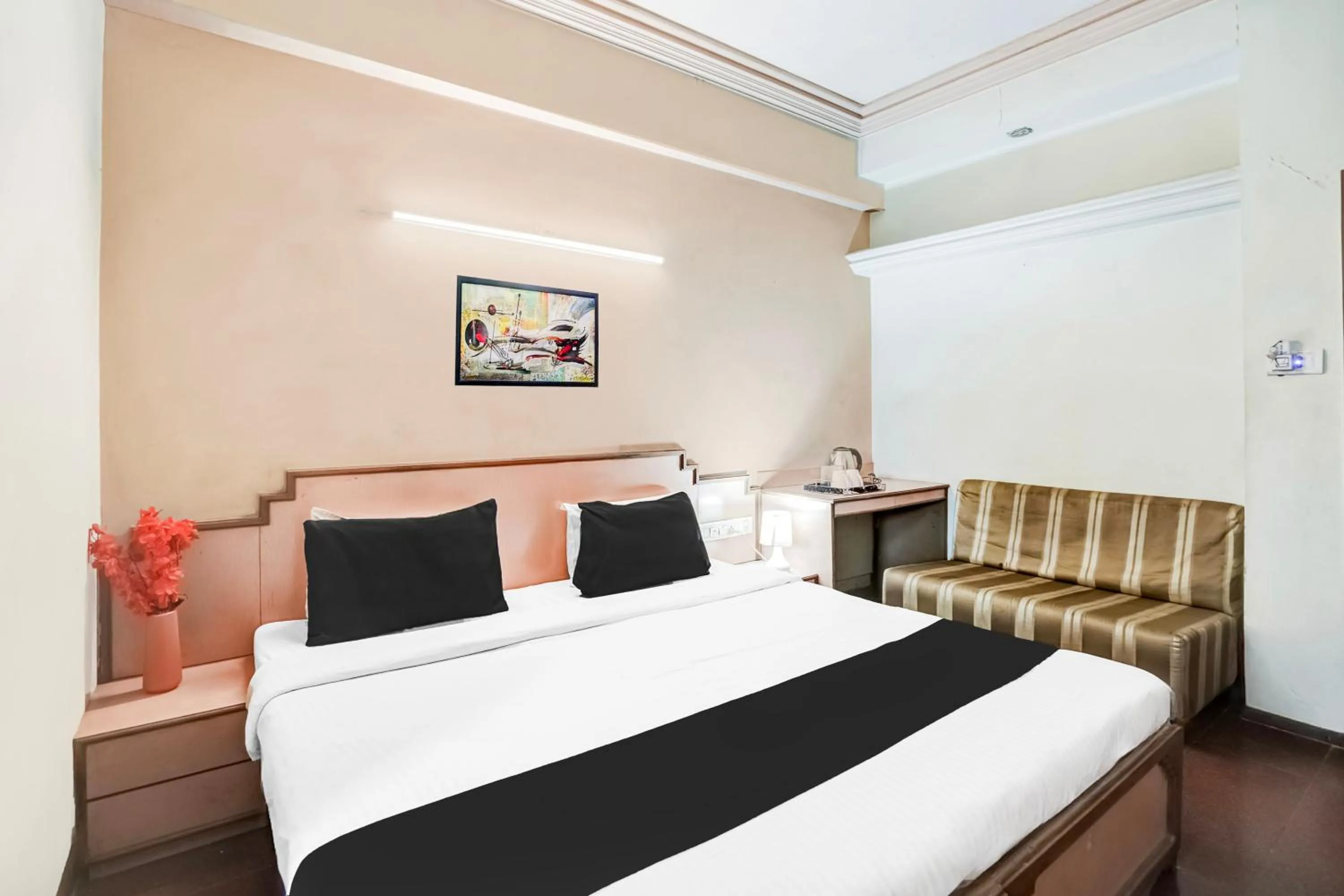 Bedroom, Bed in Super Hotel O Jamalpur Ahmedabad Formerly Hotel Peace