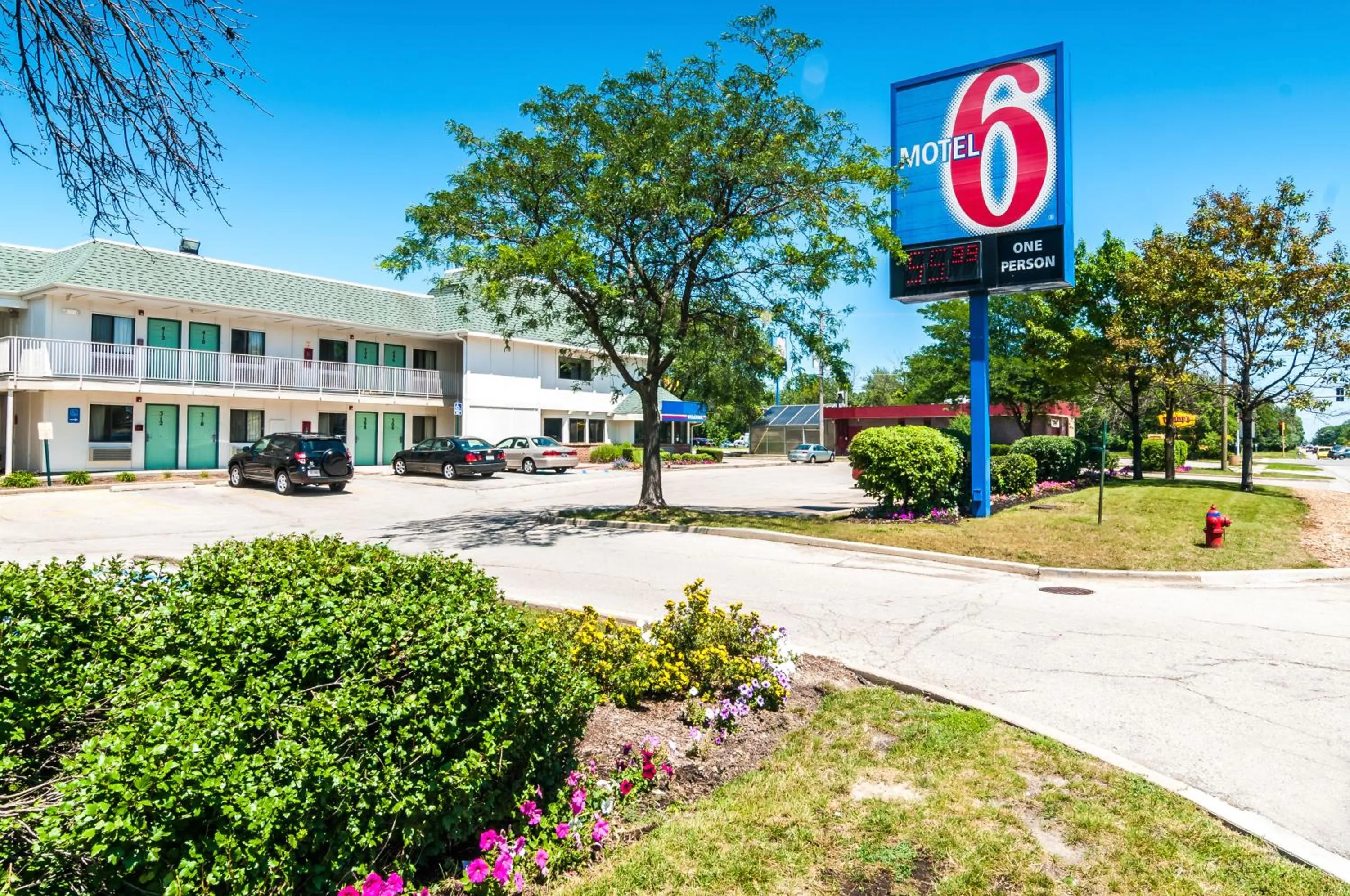 Facade/entrance in Motel 6-Schiller Park, IL - Chicago O'Hare