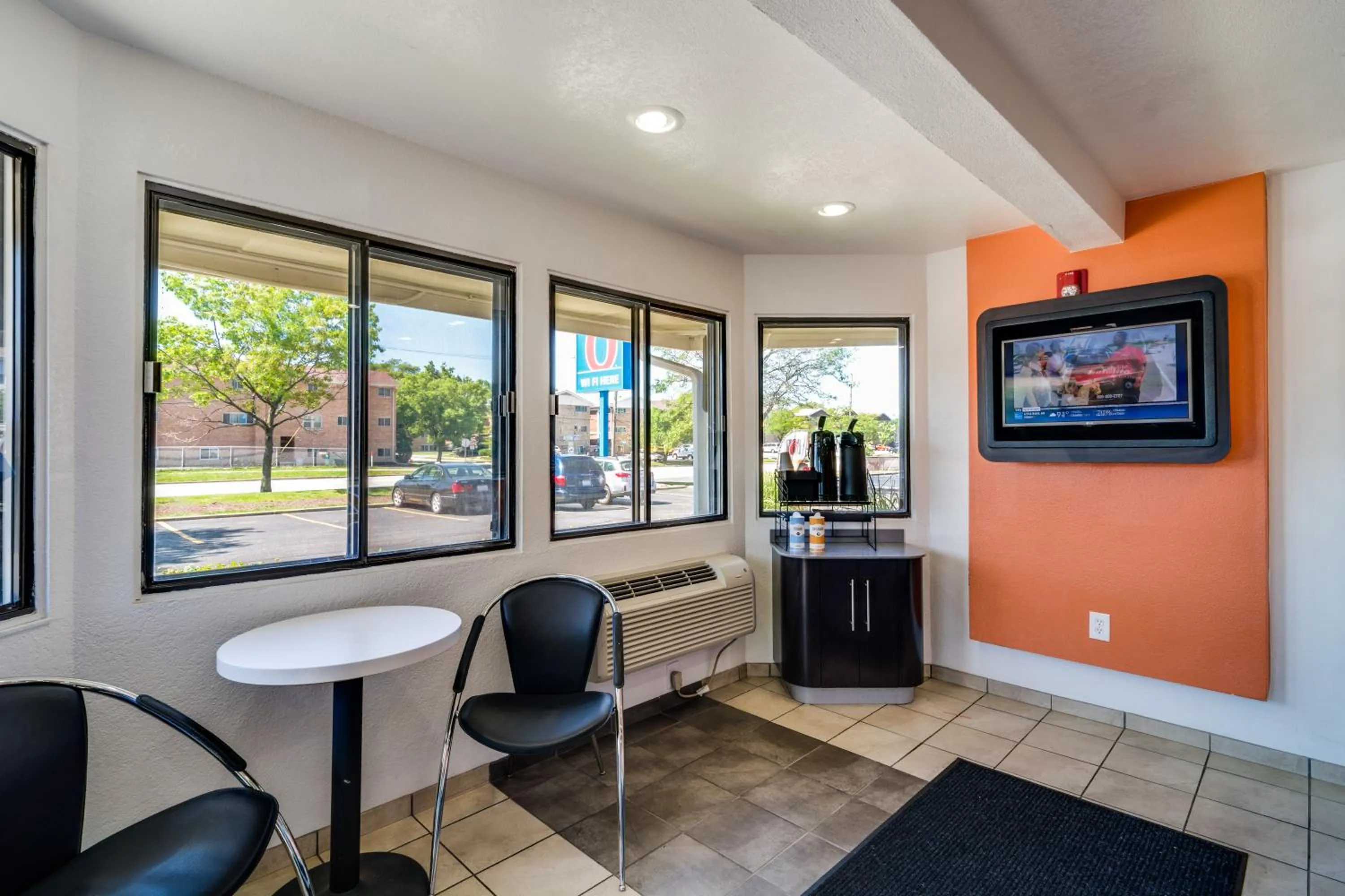 Lobby or reception in Motel 6-Schiller Park, IL - Chicago O'Hare