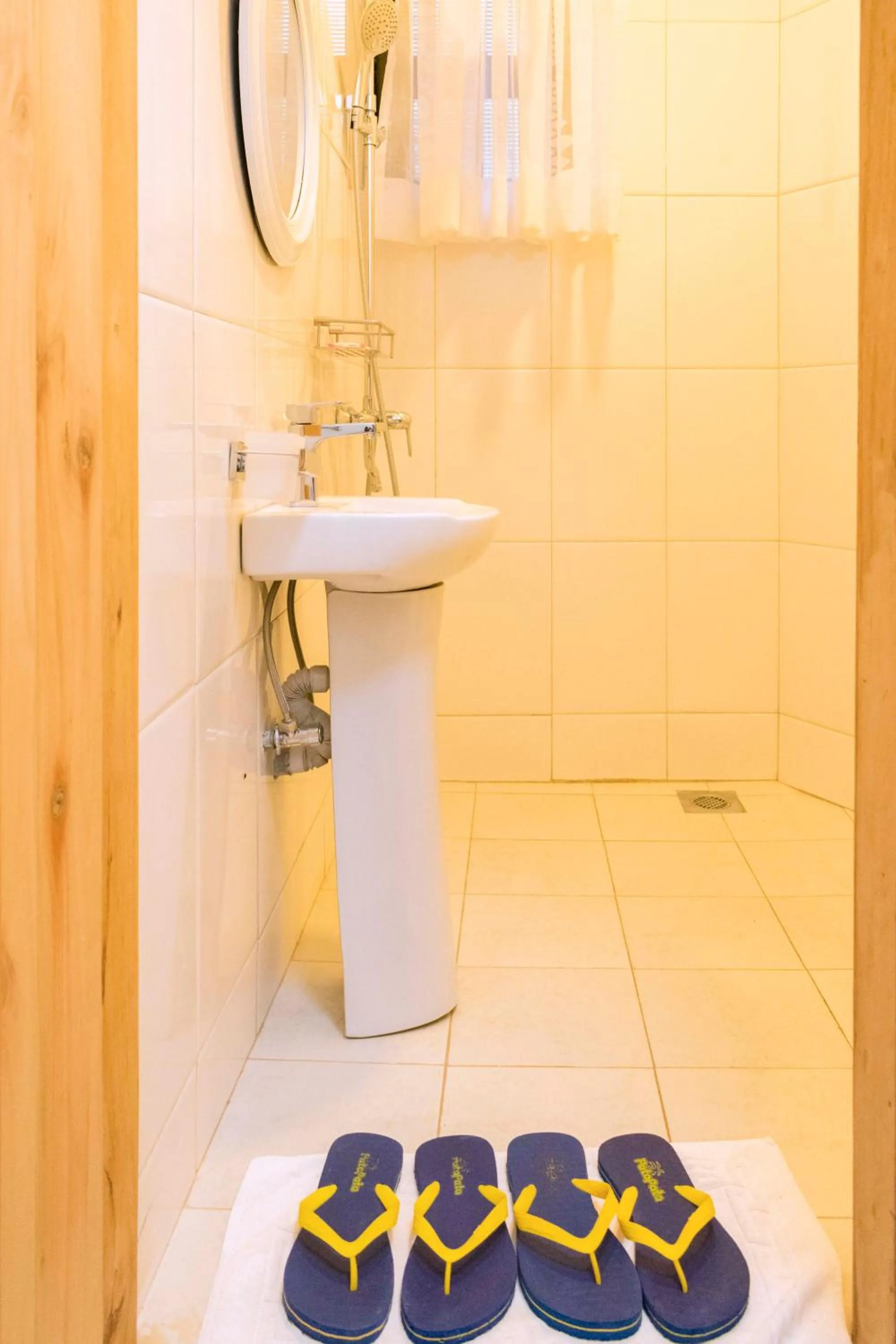 Shower in Tooro Fairway Hotel