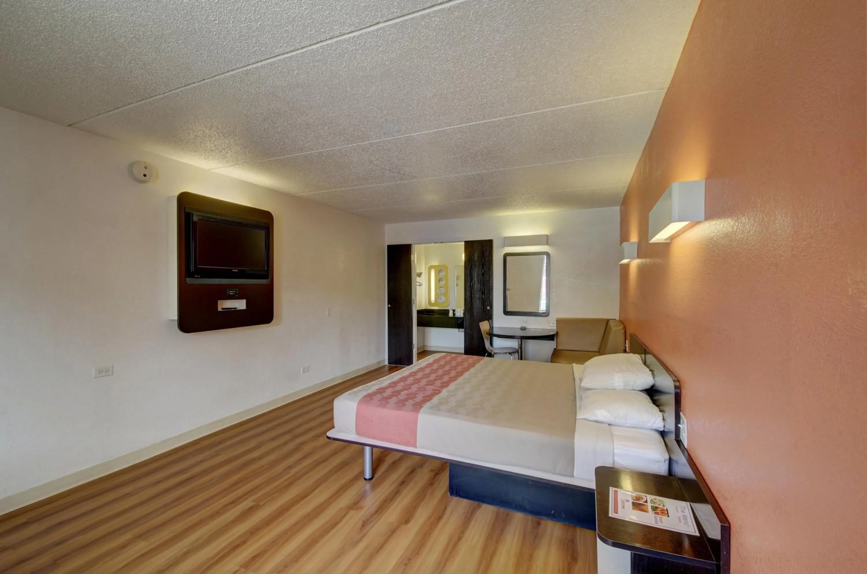 Bedroom, Bed in Motel 6-San Antonio, TX - Downtown - Market Square