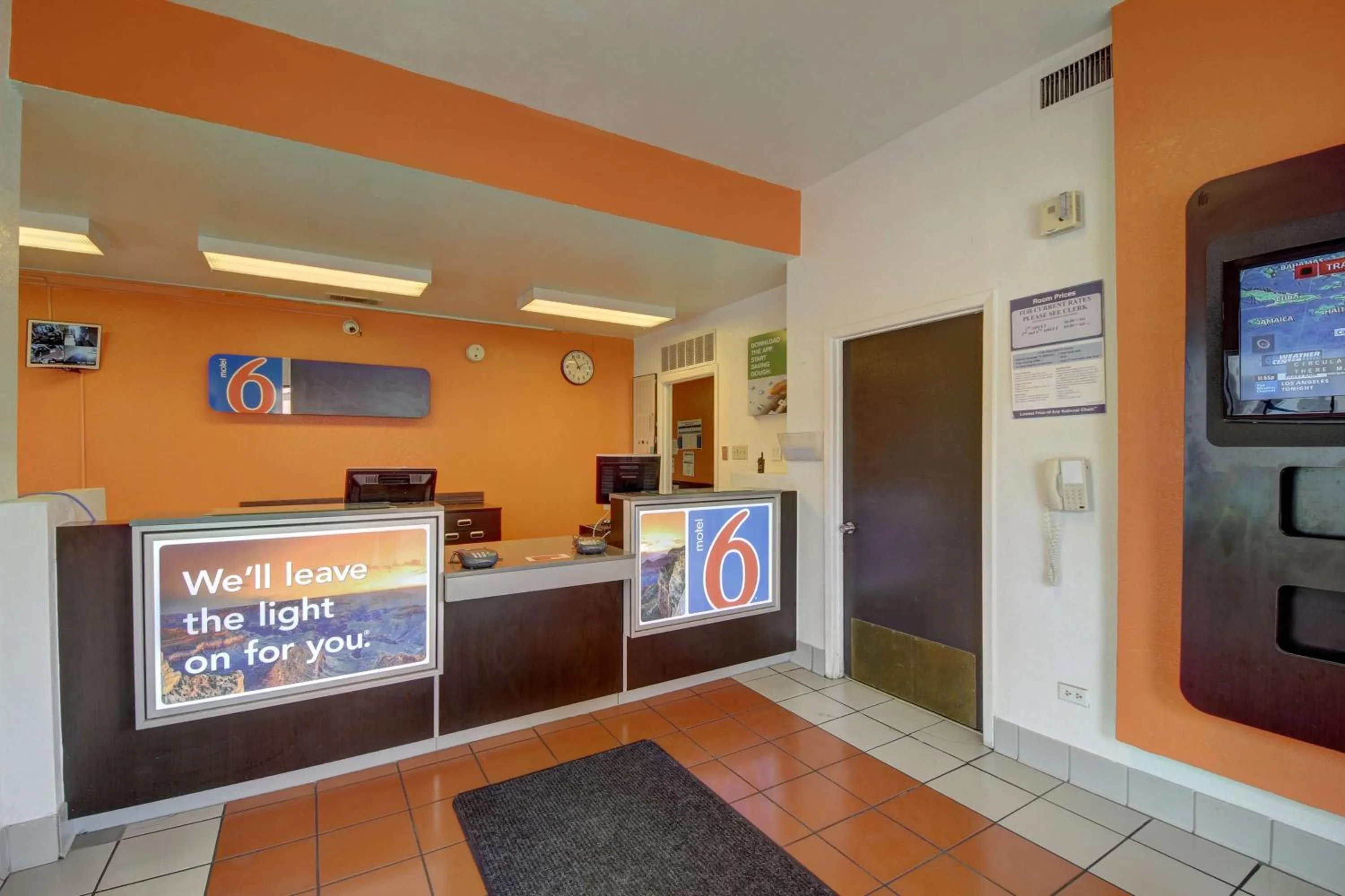 Communal lounge/ TV room in Motel 6-San Antonio, TX - Downtown - Market Square