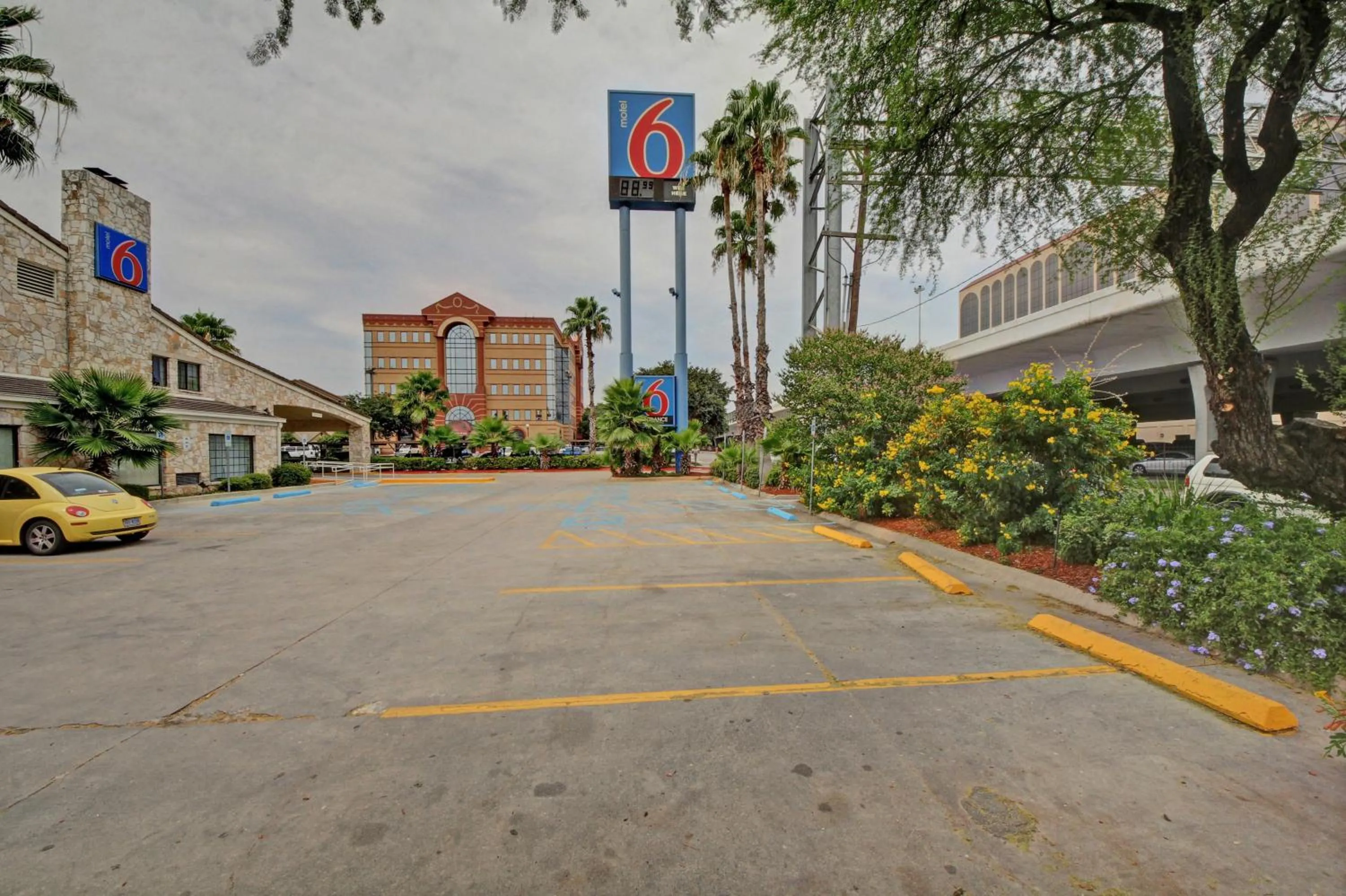 Facade/entrance in Motel 6-San Antonio, TX - Downtown - Market Square