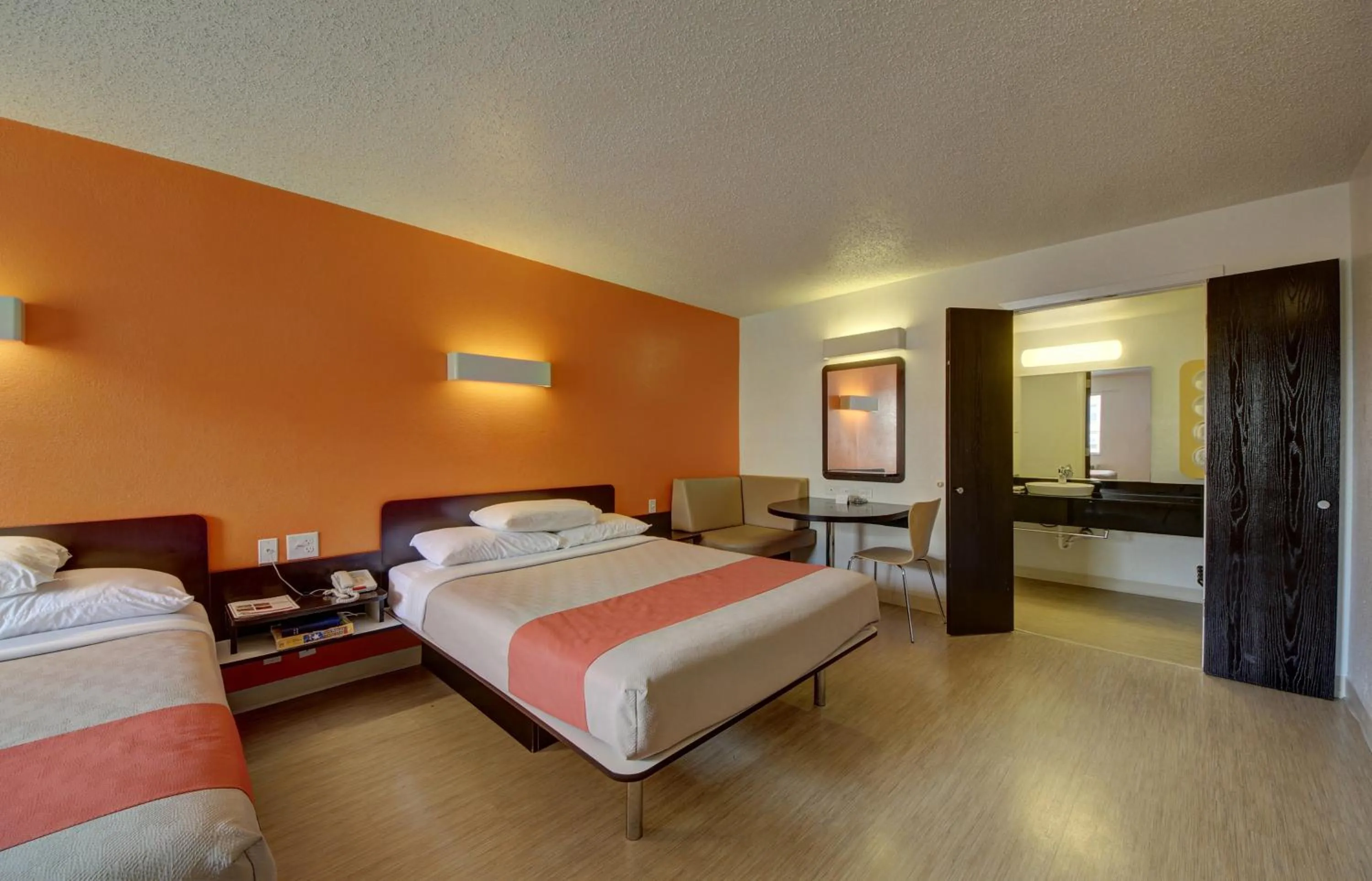 Bedroom, Bed in Motel 6-San Antonio, TX - Downtown - Market Square