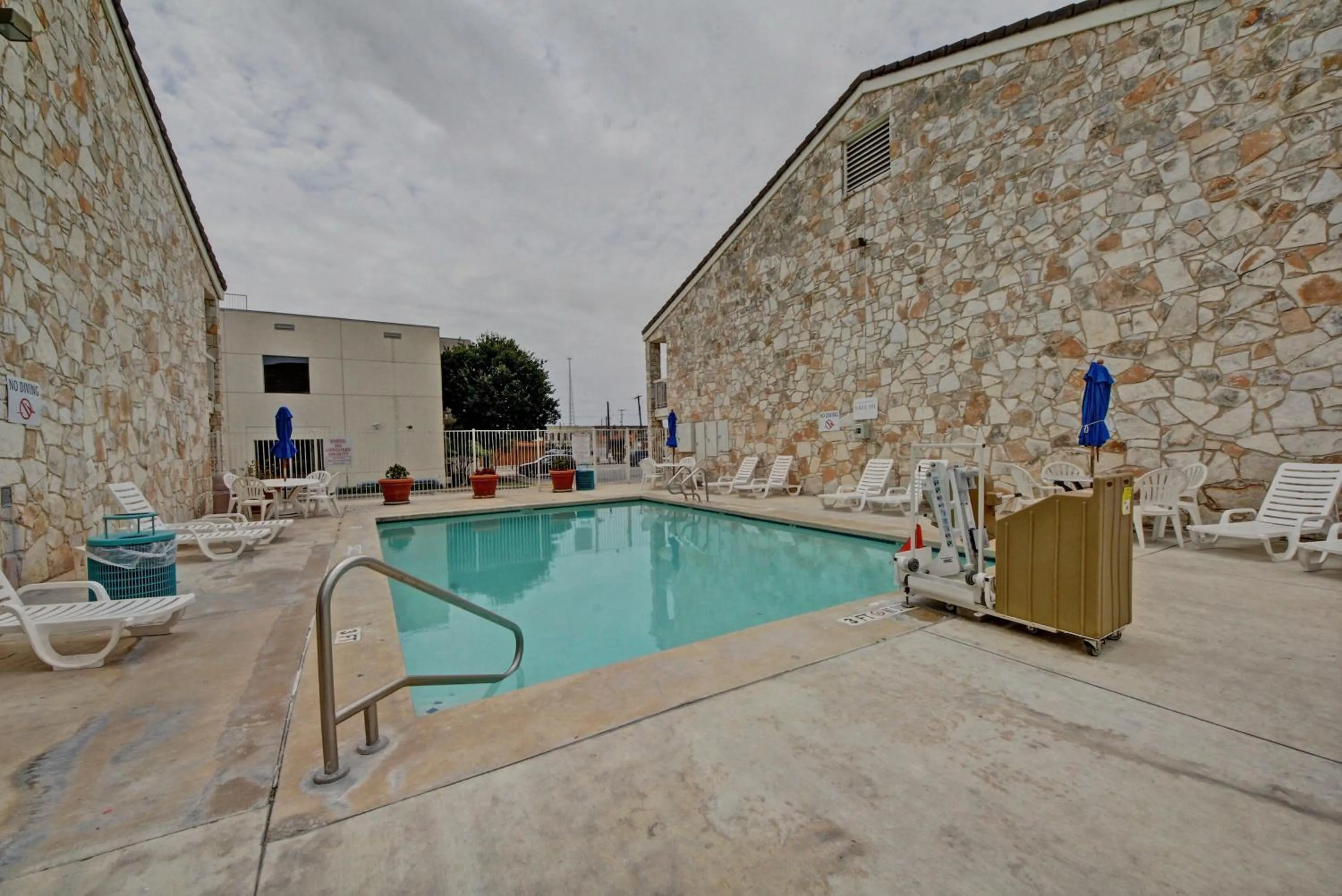 Swimming pool in Motel 6-San Antonio, TX - Downtown - Market Square