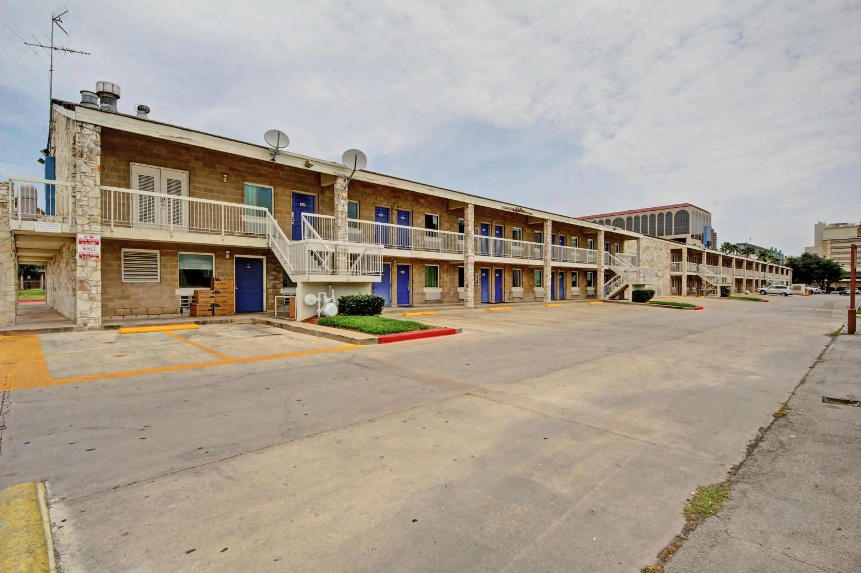 Property building in Motel 6-San Antonio, TX - Downtown - Market Square